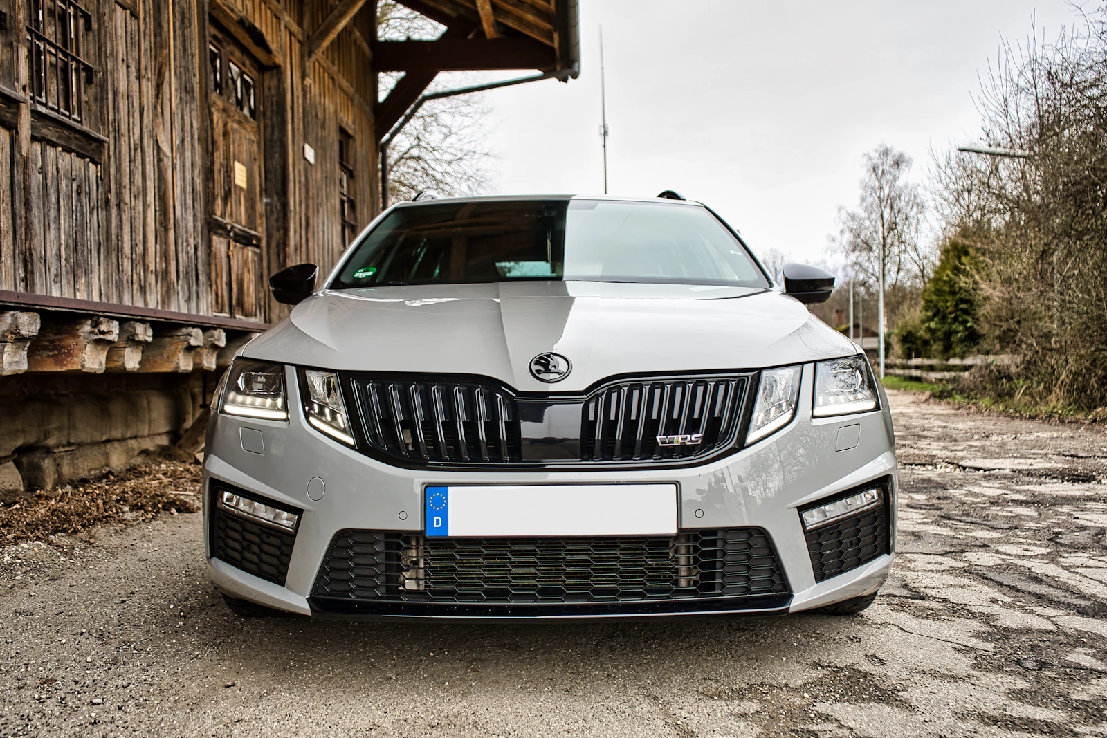 Silberner Skoda Octavia Combi von vorn, frisch aufbereitet vor der Übergabe