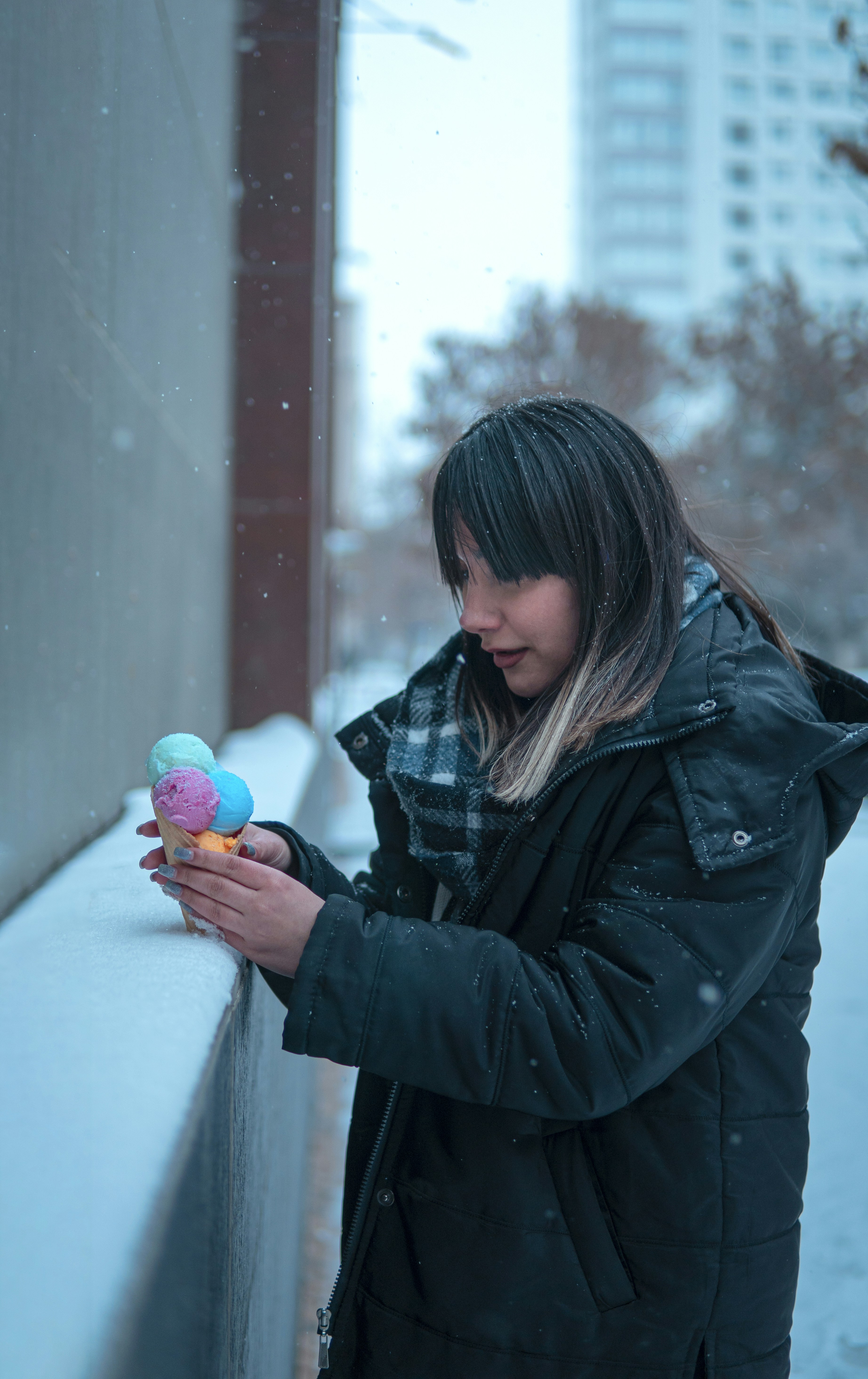 uma mulher está segurando um brinquedo e olhando para ele