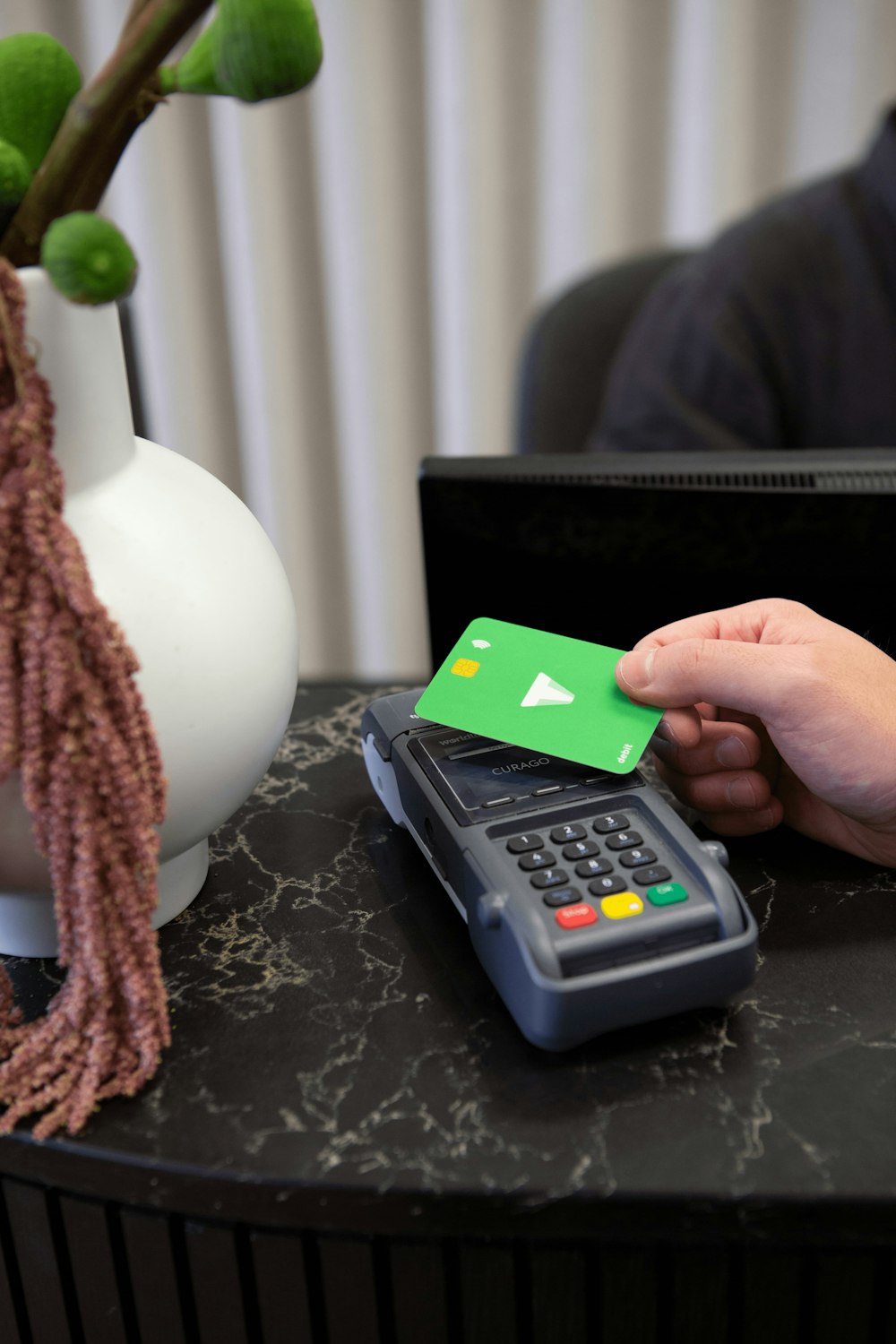 Eine Person mit einer Green Card neben einem Taschenrechner