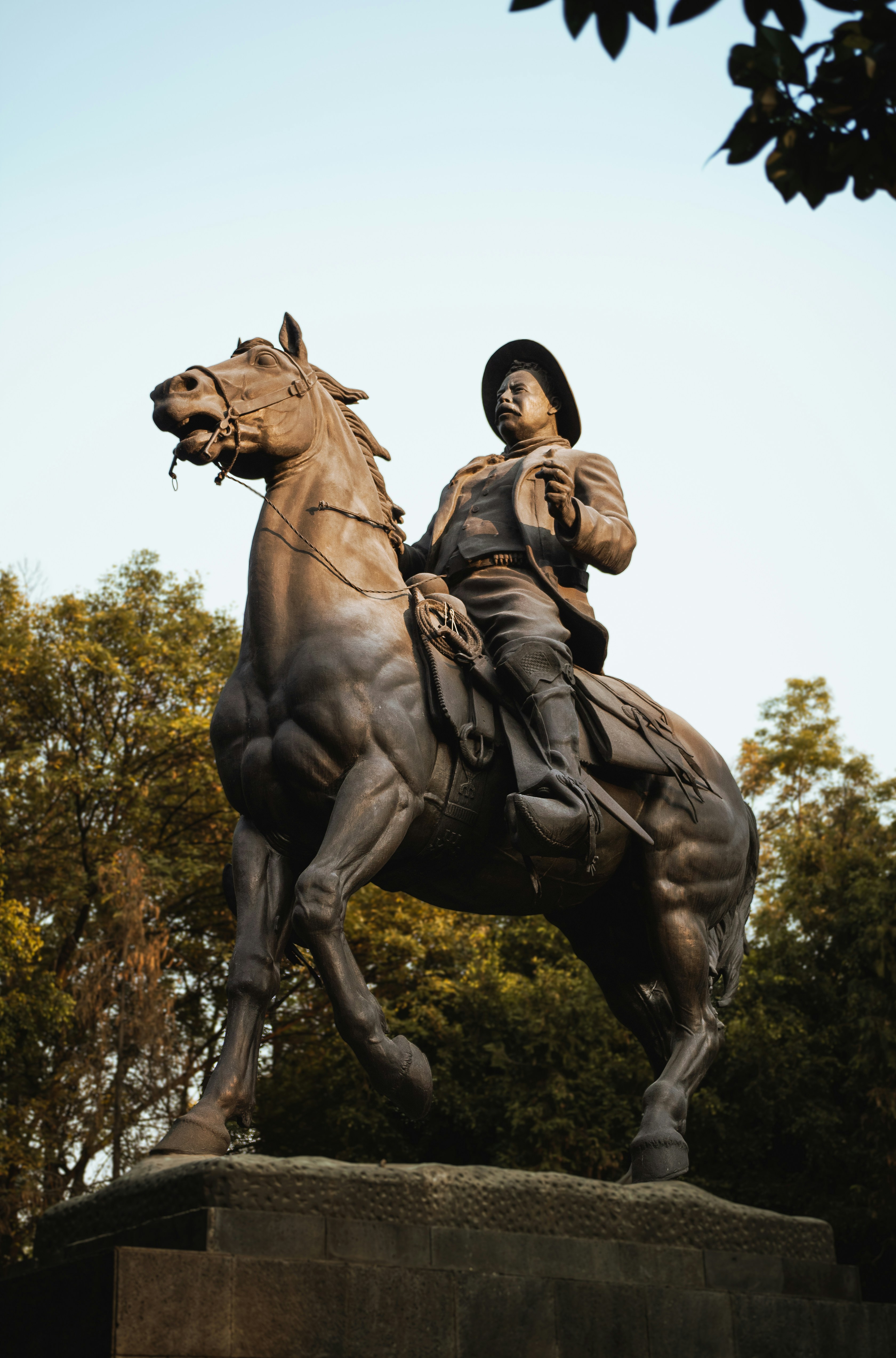 A statue of a man riding on the back of a horse photo – Free General ...