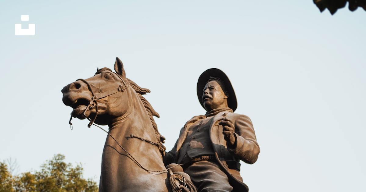 A statue of a man riding on the back of a horse photo – Free General ...