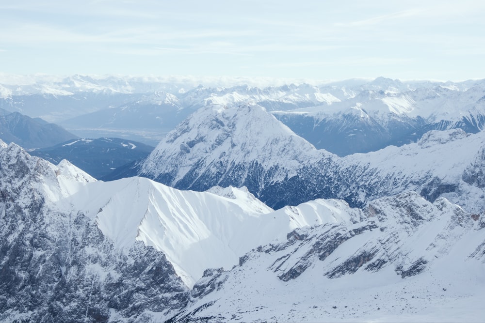 une chaîne de montagnes couverte de neige avec des montagnes en arrière-plan