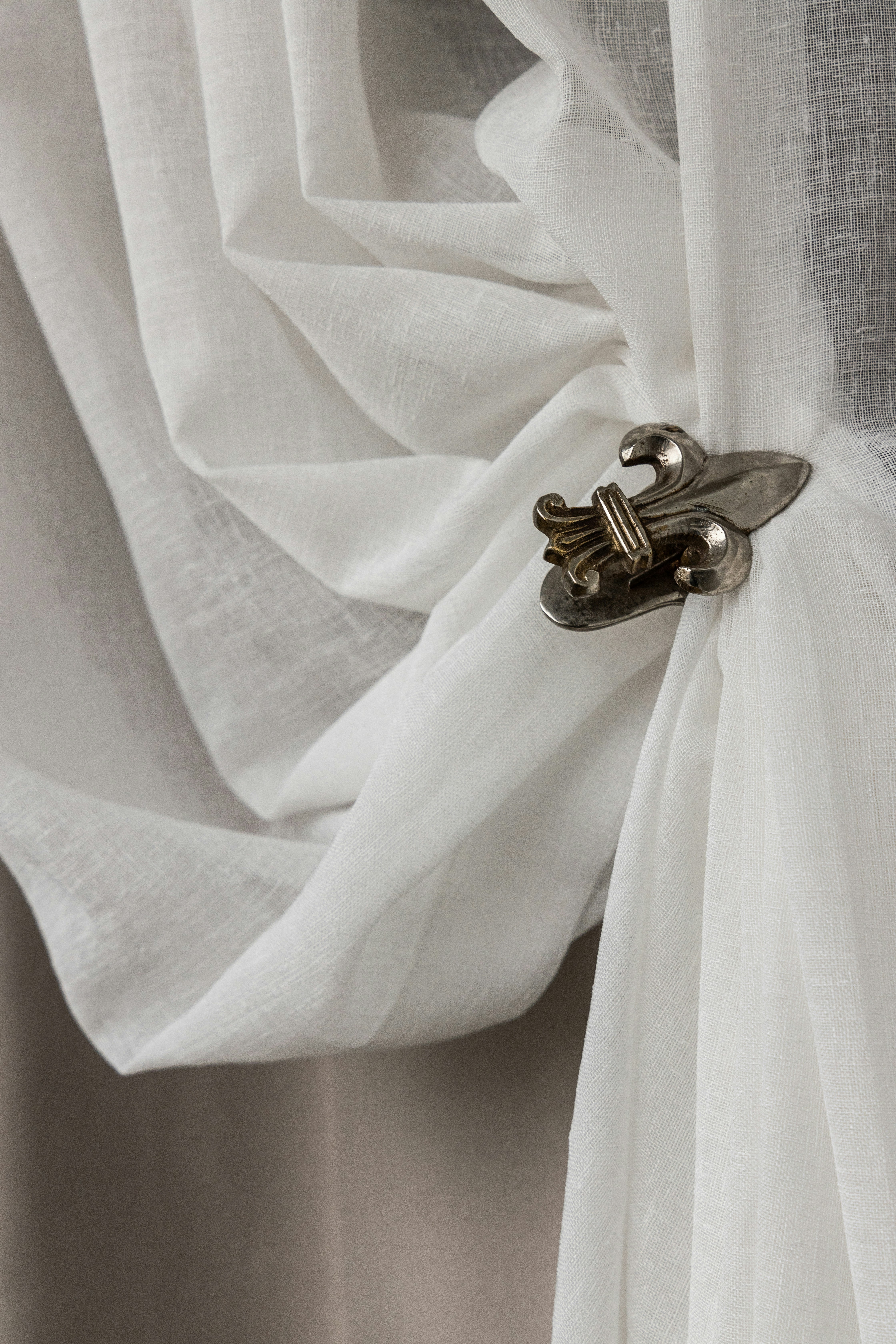 wedding dress details close-up, ilustrasi artikel Accessorize Your Dream Day: The Best Bridal Accessories for Every Style 9