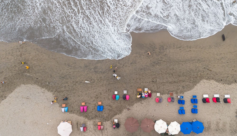 Una vista aérea de una playa con sombrillas y sillas