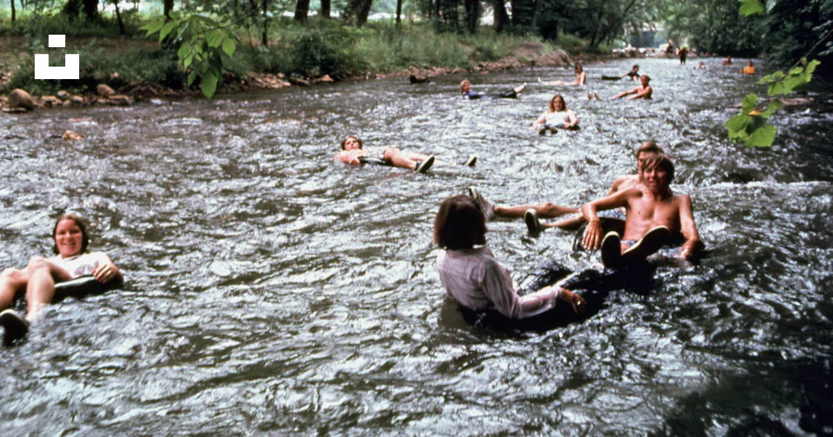 Un grupo de personas nadando en un río foto – Imagen de Helen gratuita ...