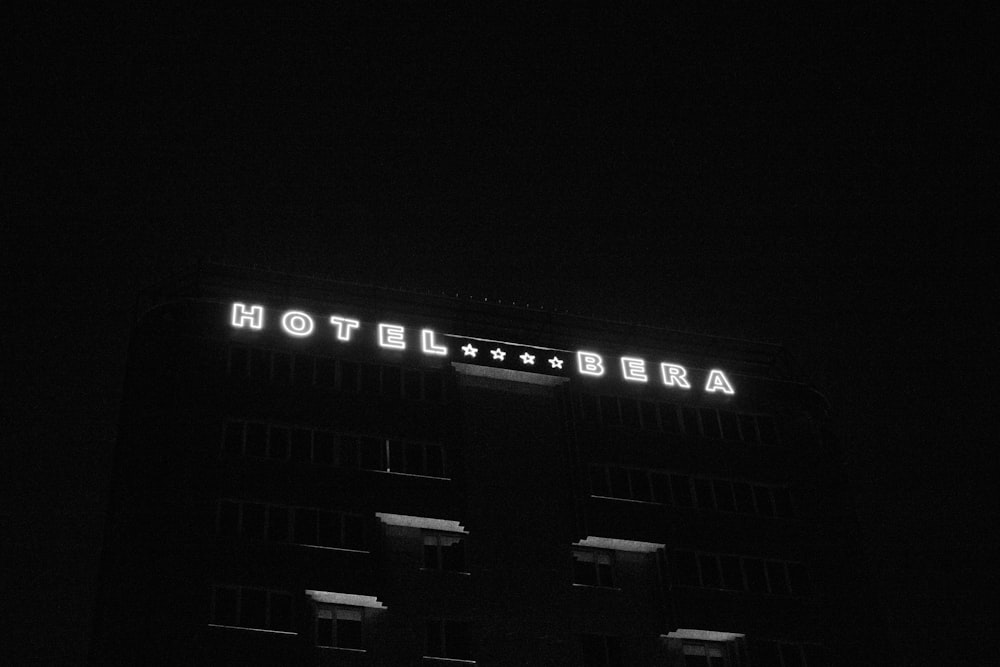 暗闇の中でライトアップされたホテルの看板