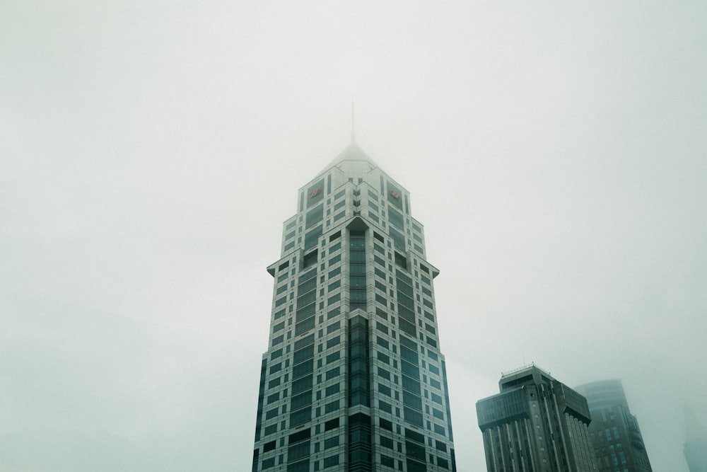 Un edificio muy alto en medio de un día de niebla