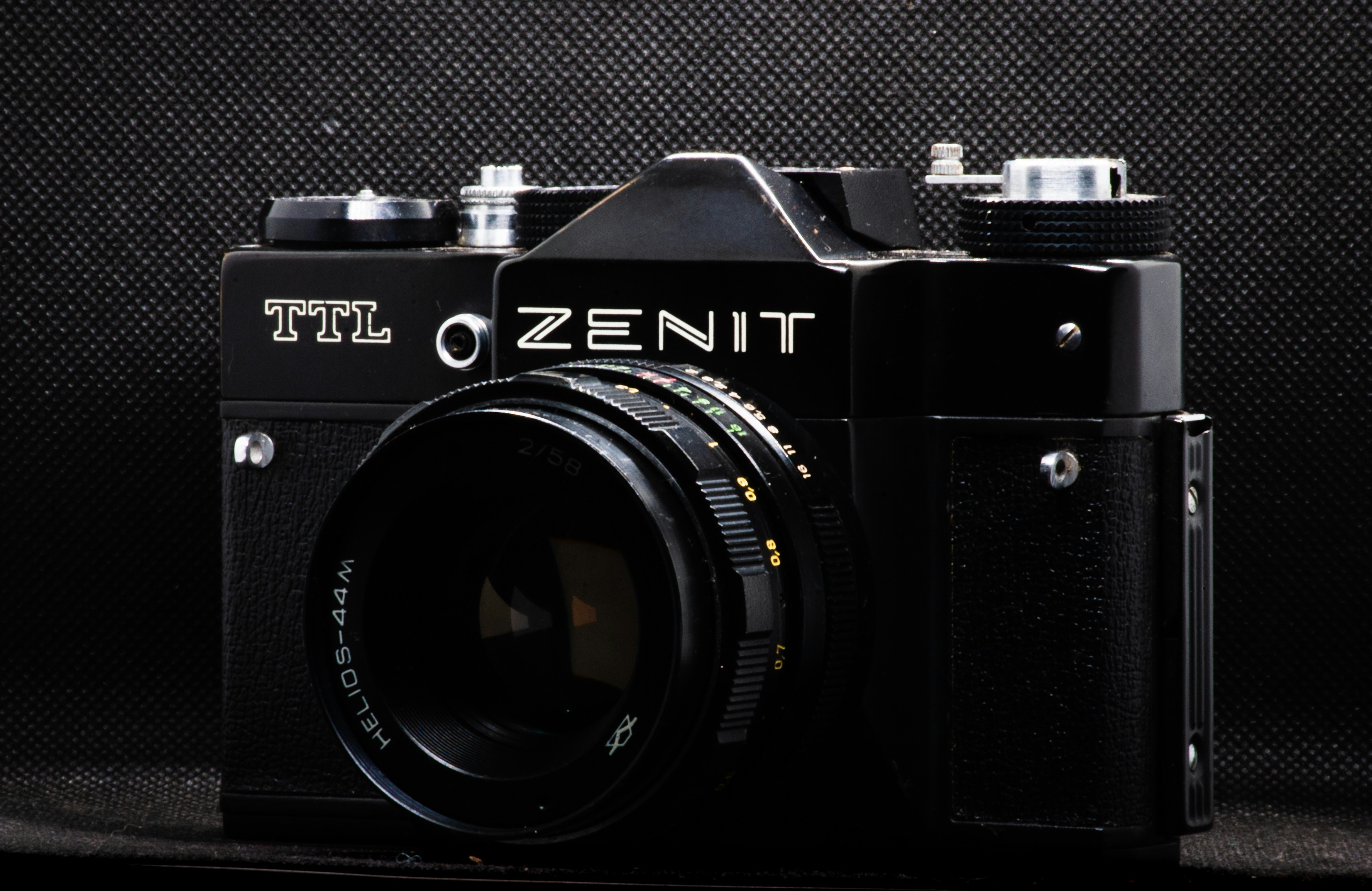 un appareil photo auquel un objectif est attaché