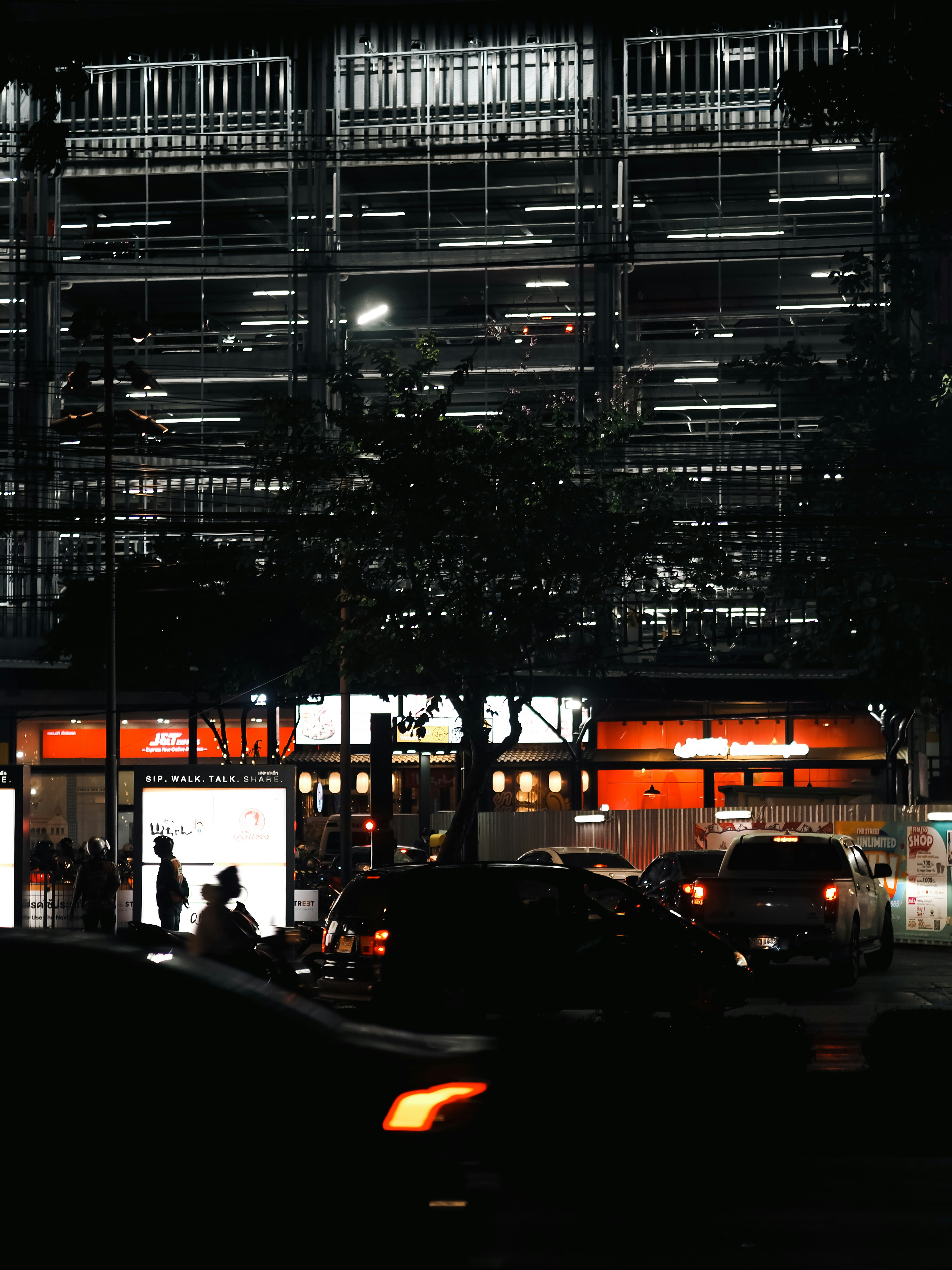 建物の前に車が停まっている夜の街並み