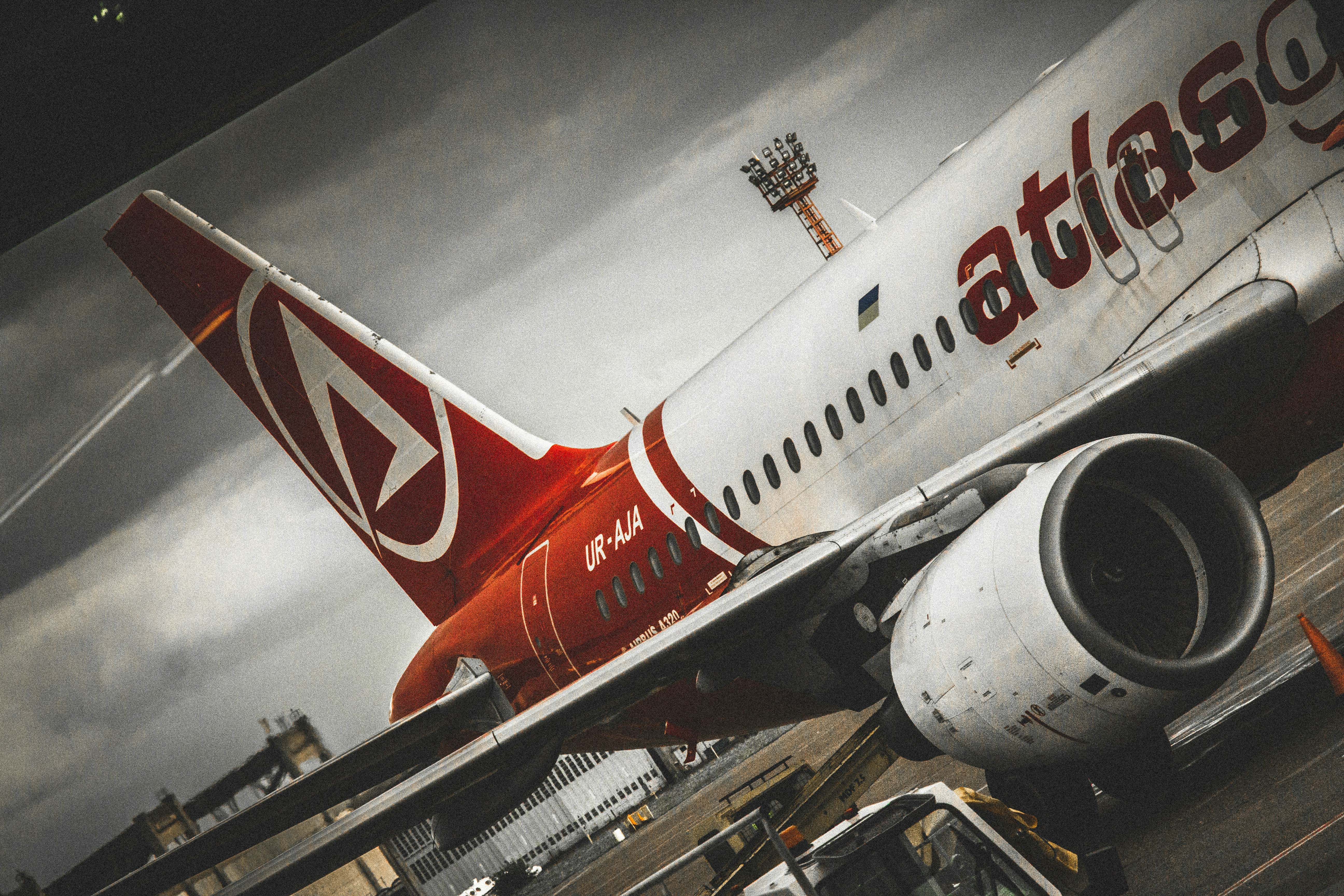 Un gran avión de pasajeros sentado encima de la pista de un aeropuerto