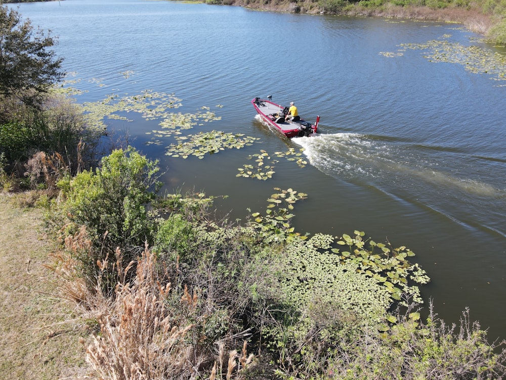 una persona in una barca su uno specchio d'acqua