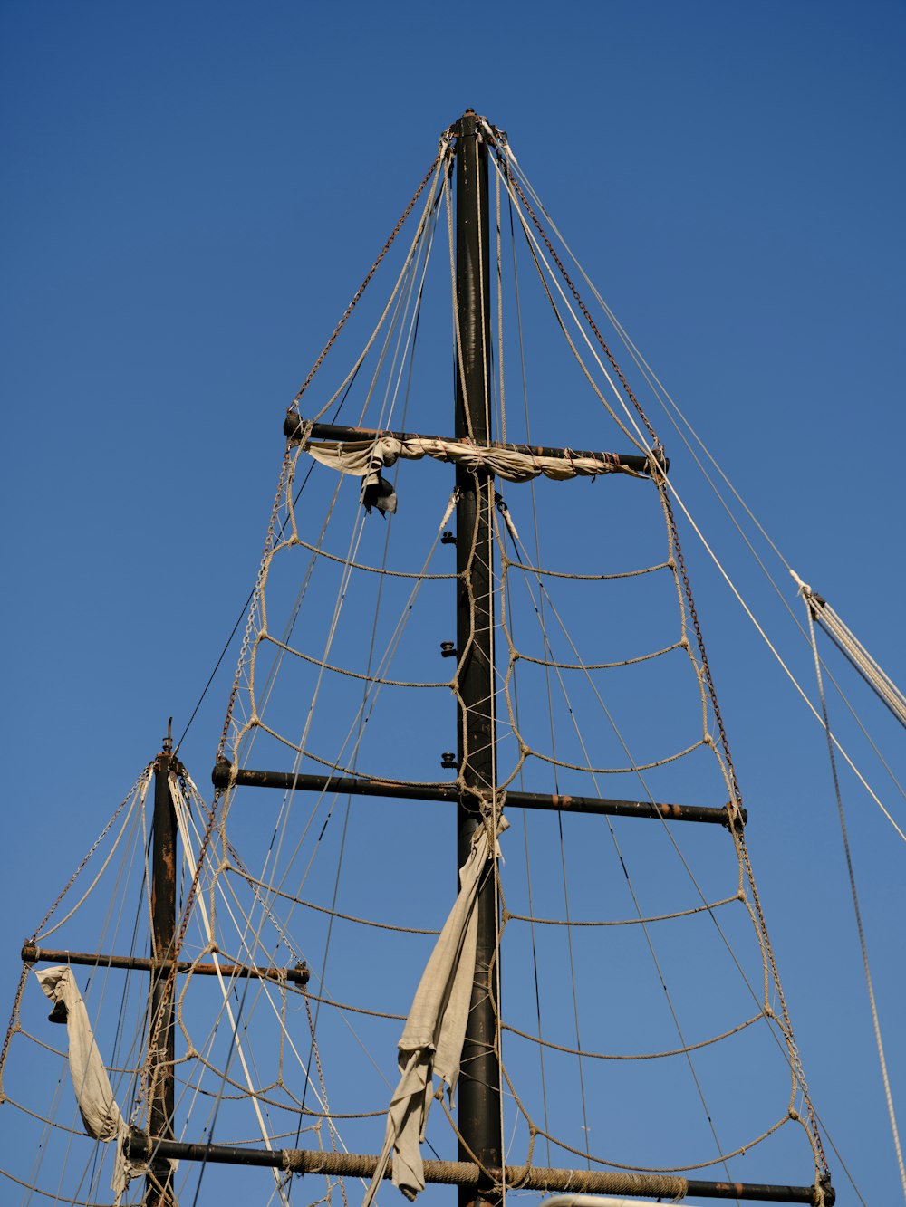 a close up of the top of a boat mast