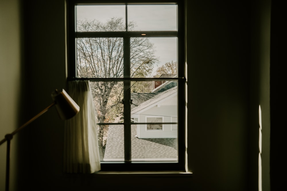 una ventana con vistas a una casa exterior