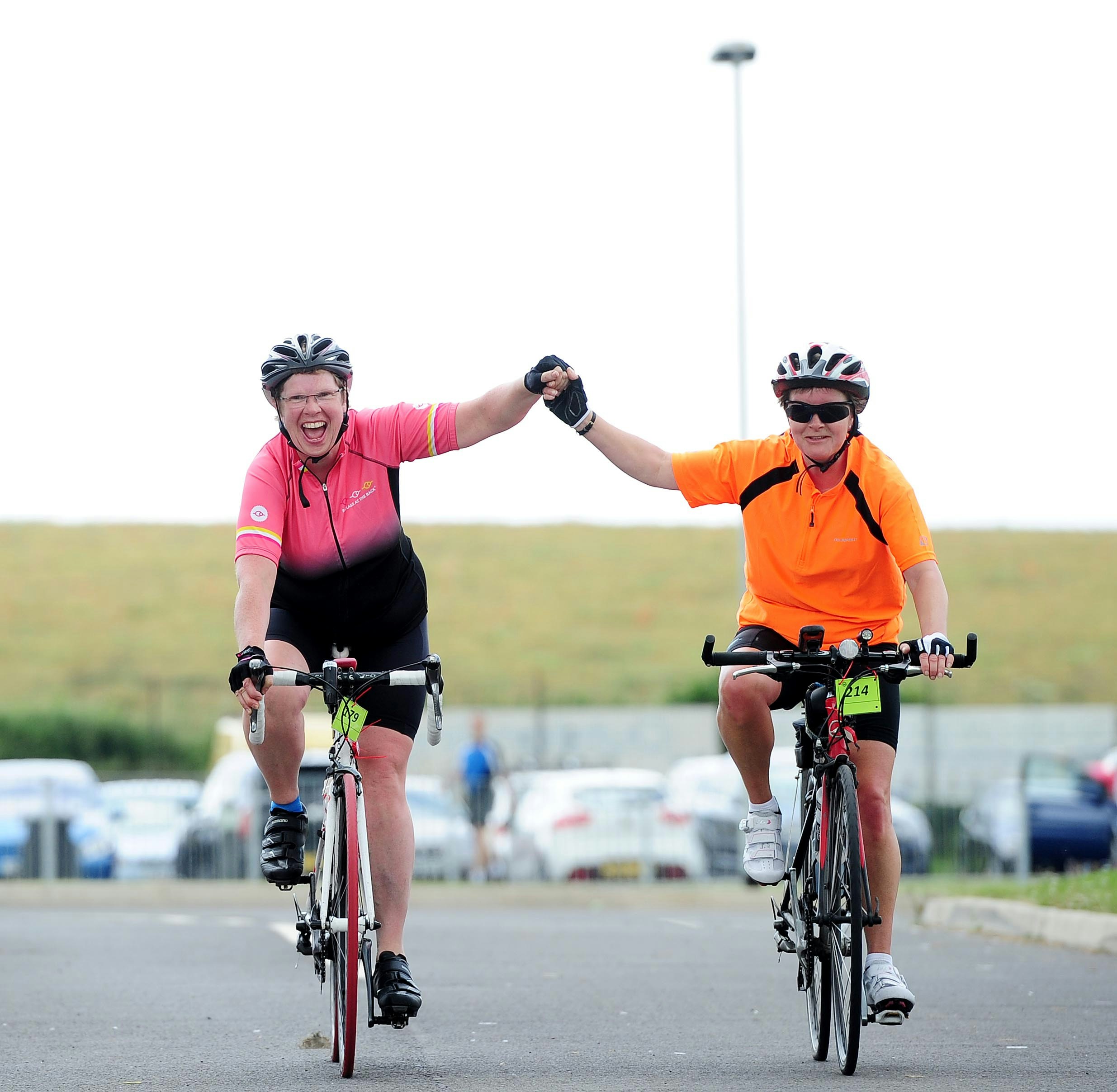 いくつかの自転車に乗っているカップル