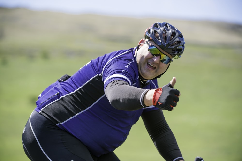 Un homme à vélo dans un champ verdoyant