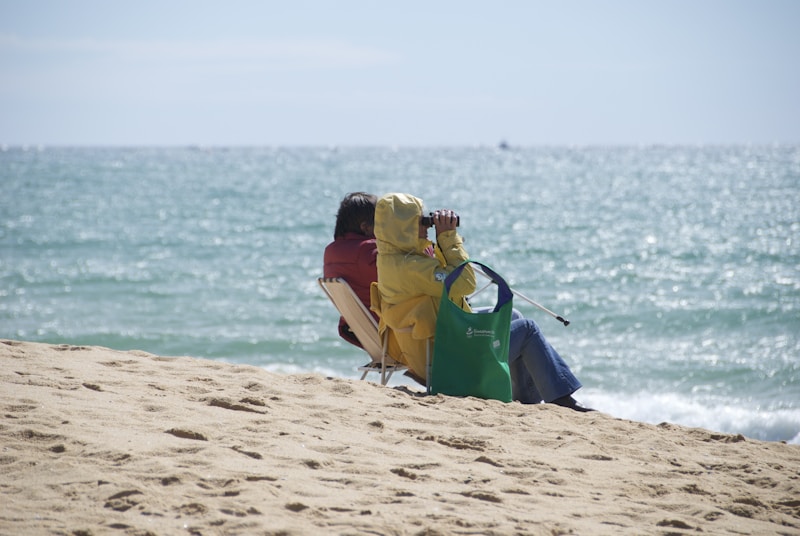 Pareja coqueta en playa valenciana