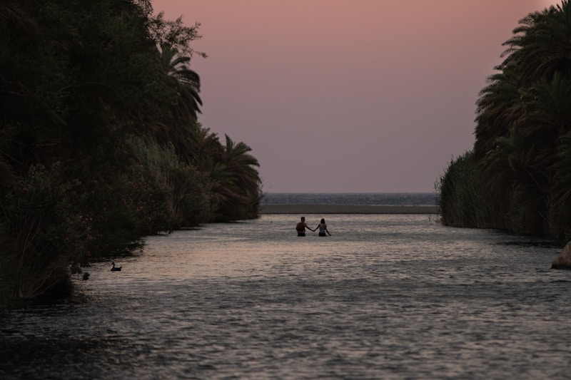 Pareja en bote sobre río