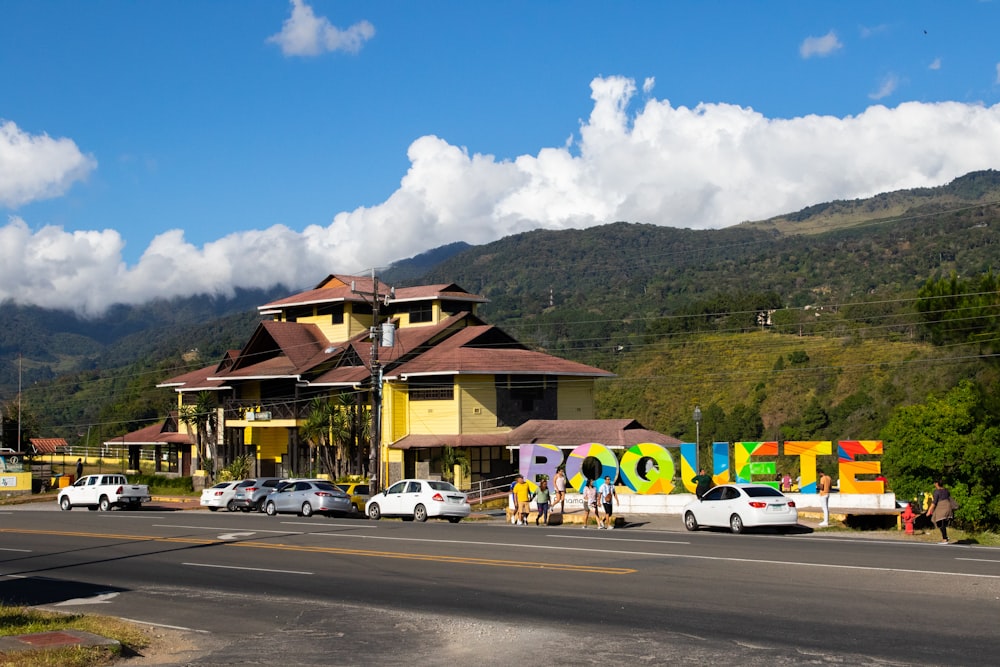 Un grupo de autos estacionados al costado de una carretera