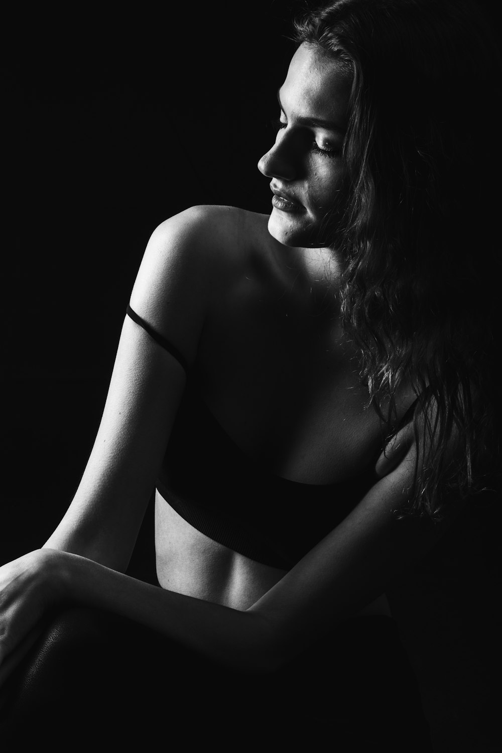 Una foto in bianco e nero di una donna in reggiseno