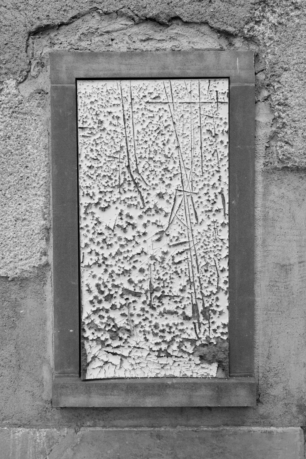ein Schwarz-Weiß-Foto eines Fensters in einer Wand