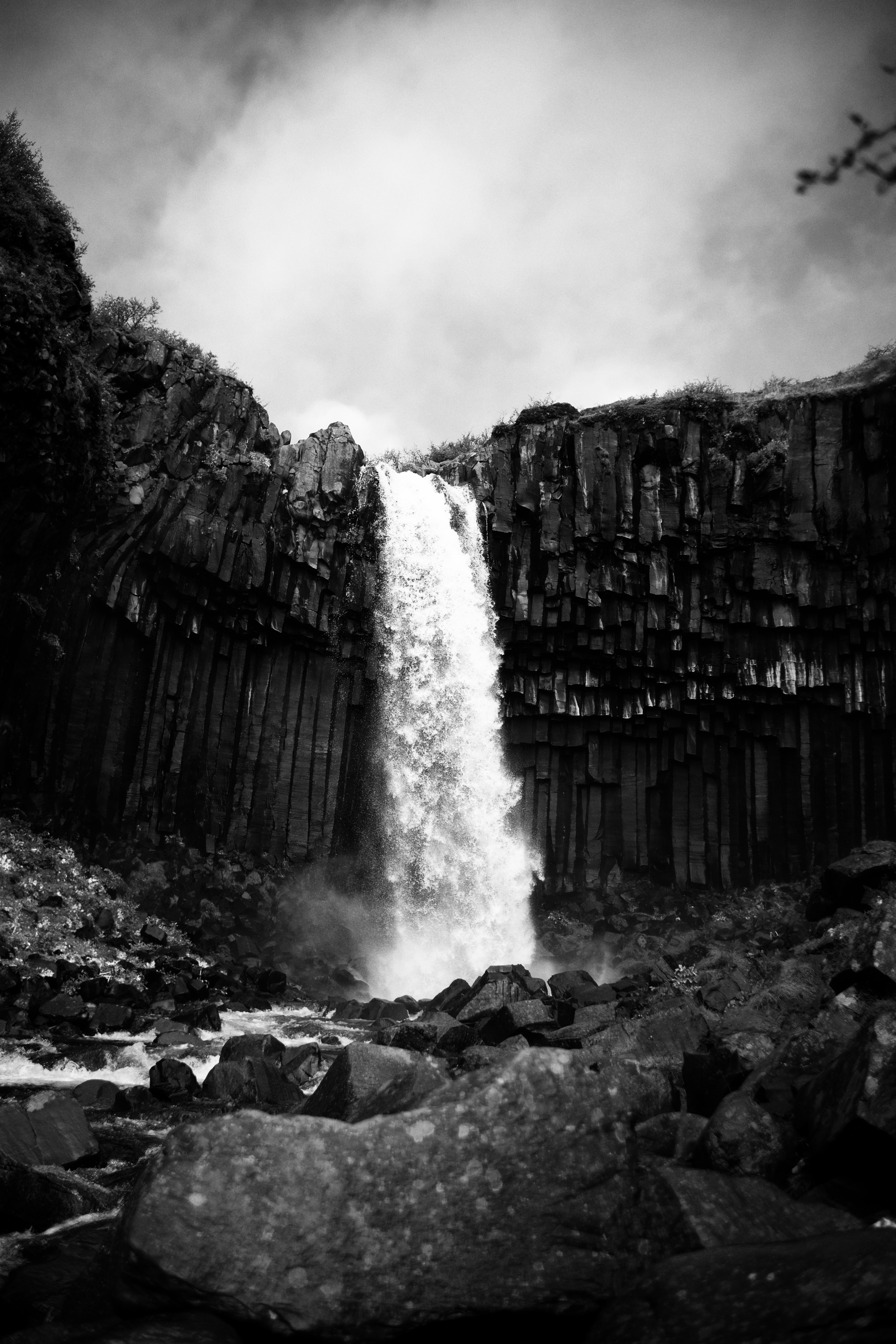 Cascadas del Petrohué en roca volcánica negra