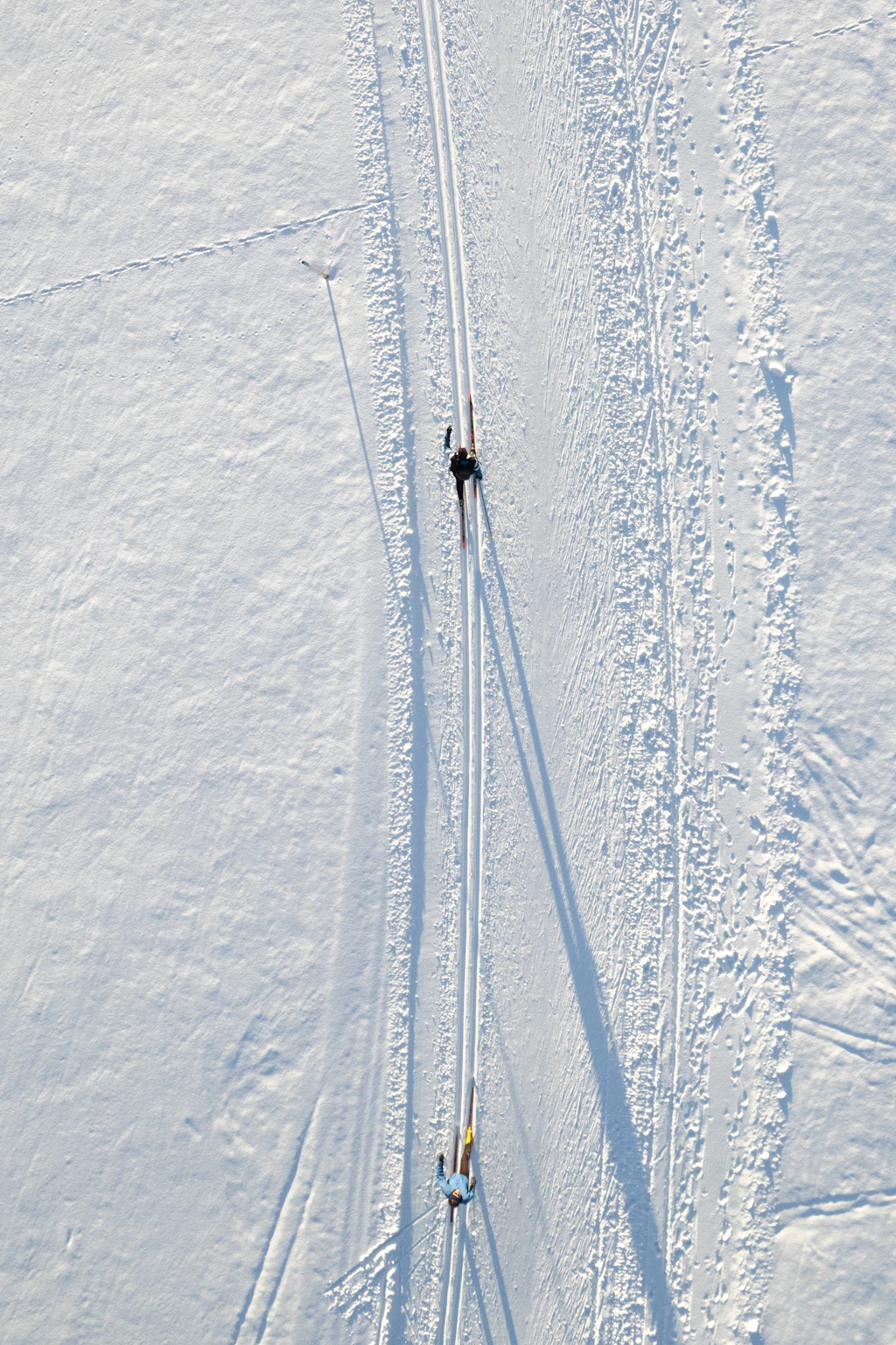 Langläufer in Skating-Technik auf präparierter Loipe – Aerial-Aufnahme