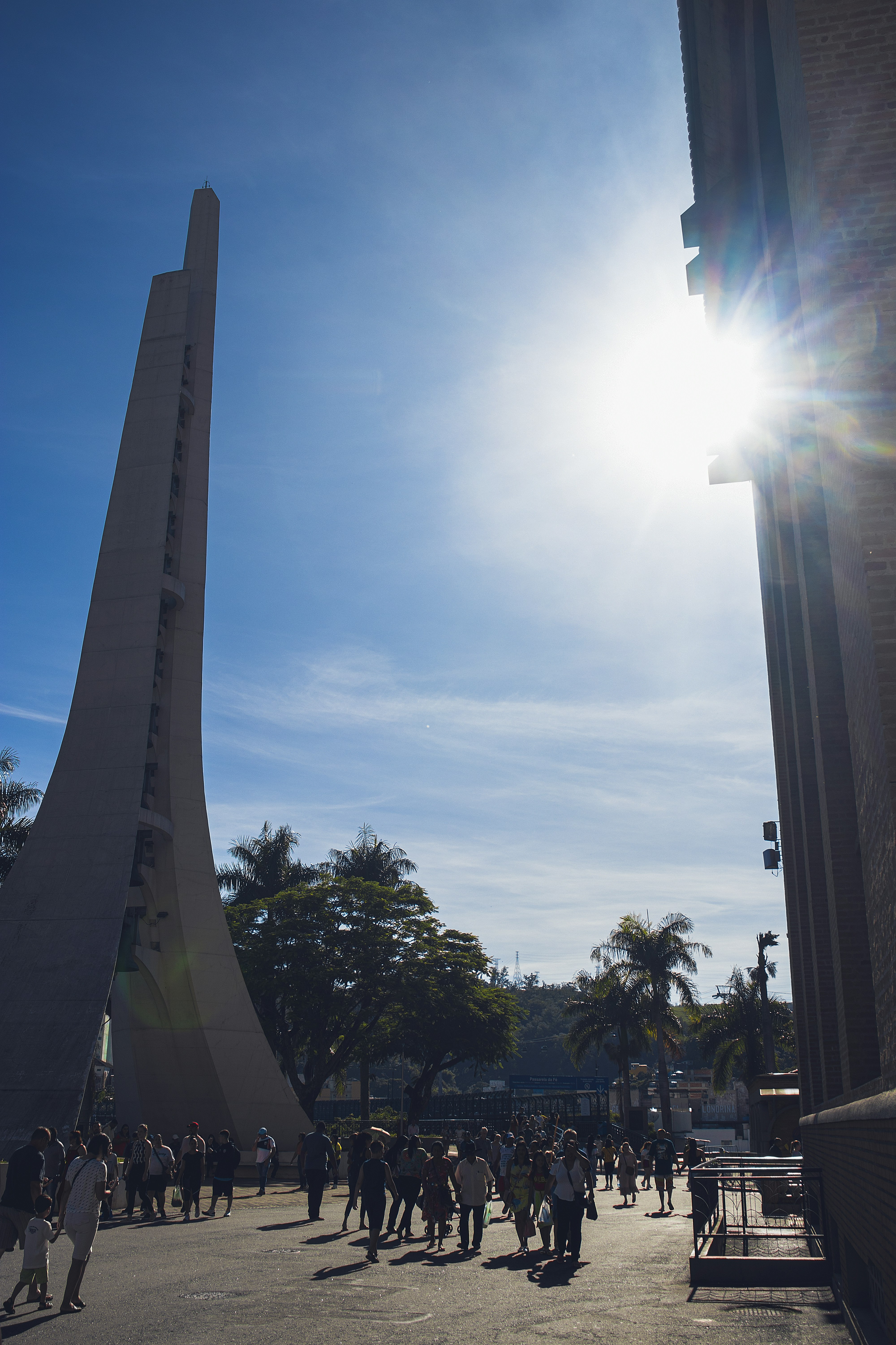 Eine Gruppe von Menschen steht vor einem hohen Gebäude