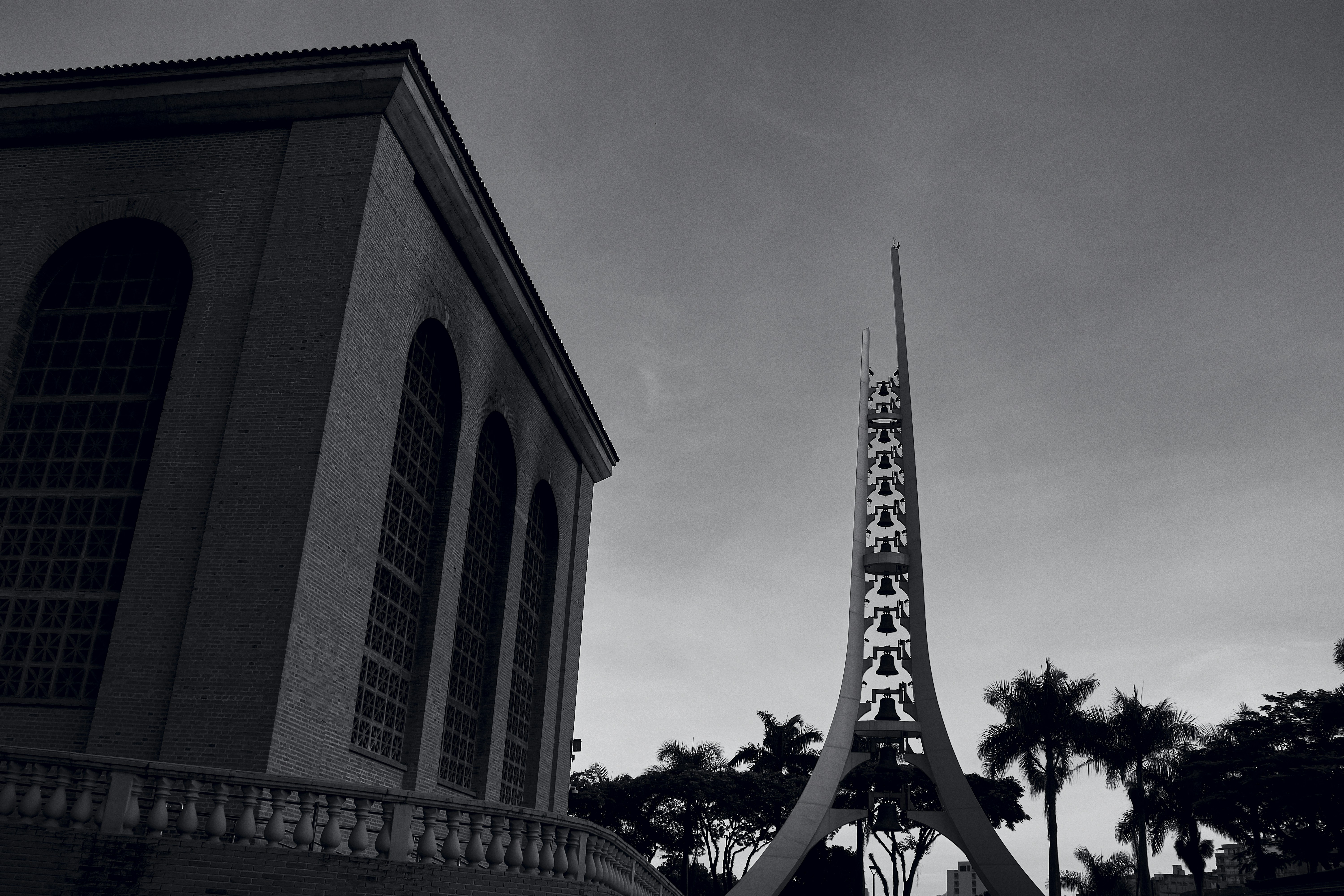 Ein Schwarz-Weiß-Foto eines Glockenturms