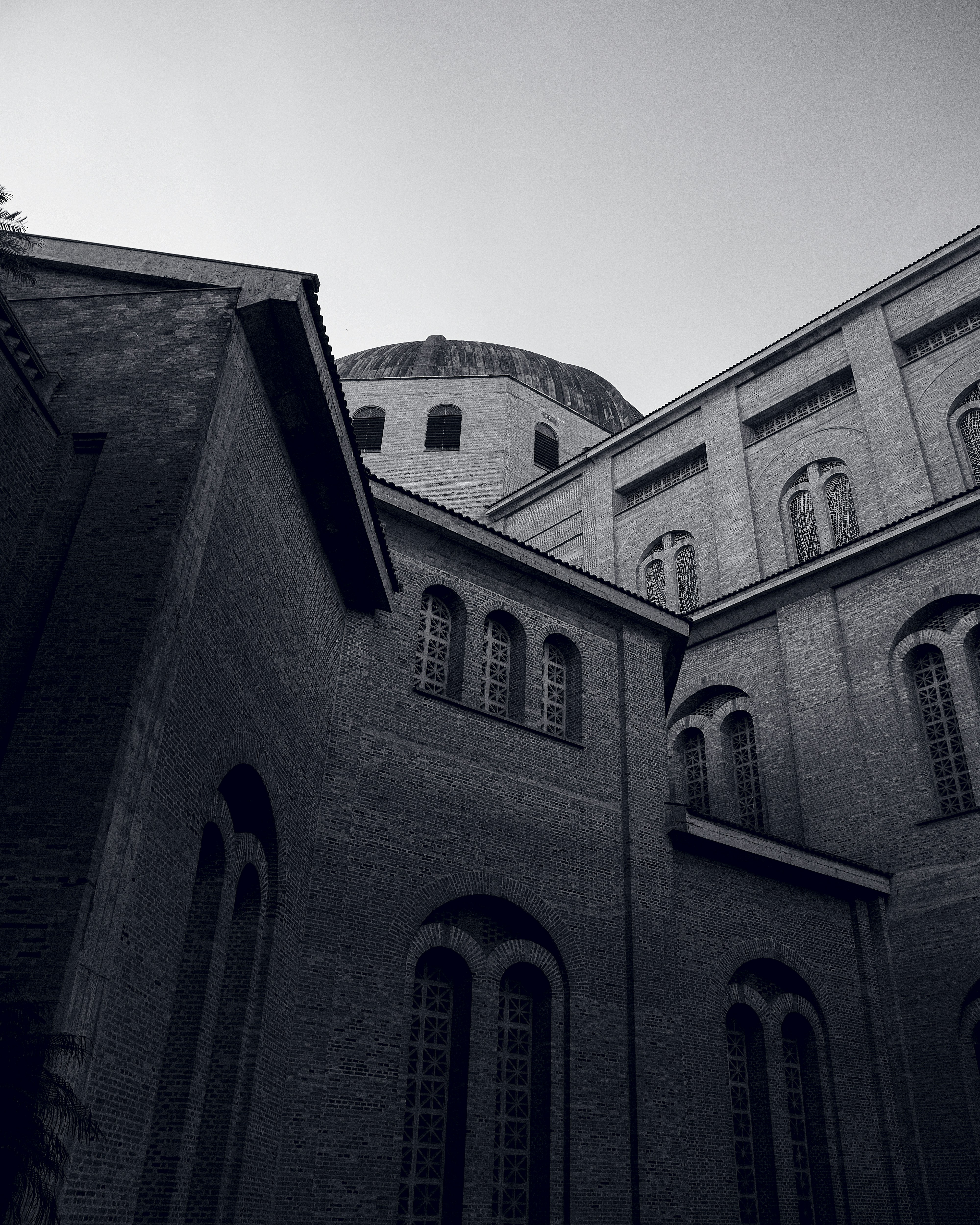 Ein Schwarz-Weiß-Foto eines Gebäudes