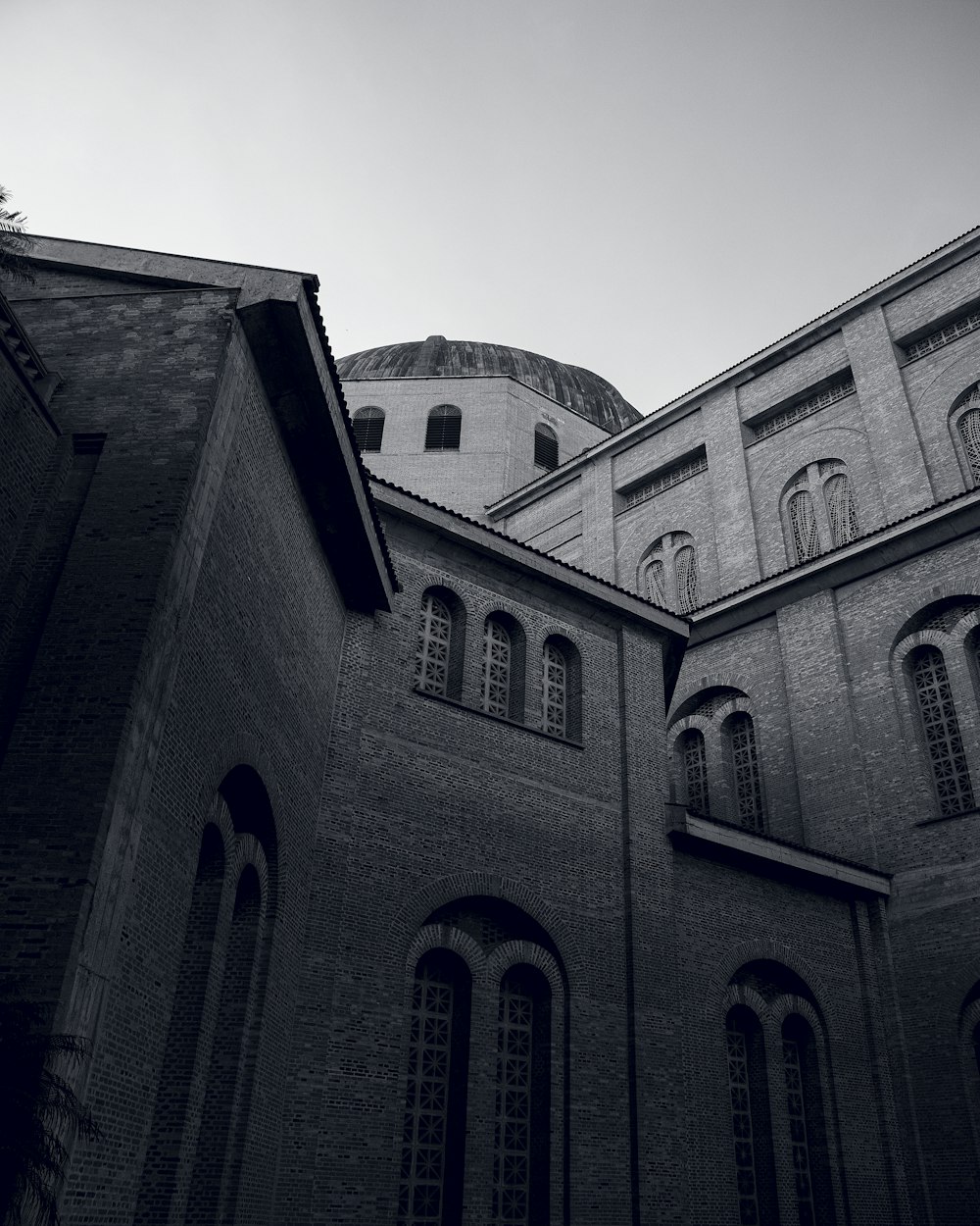 a black and white photo of a building