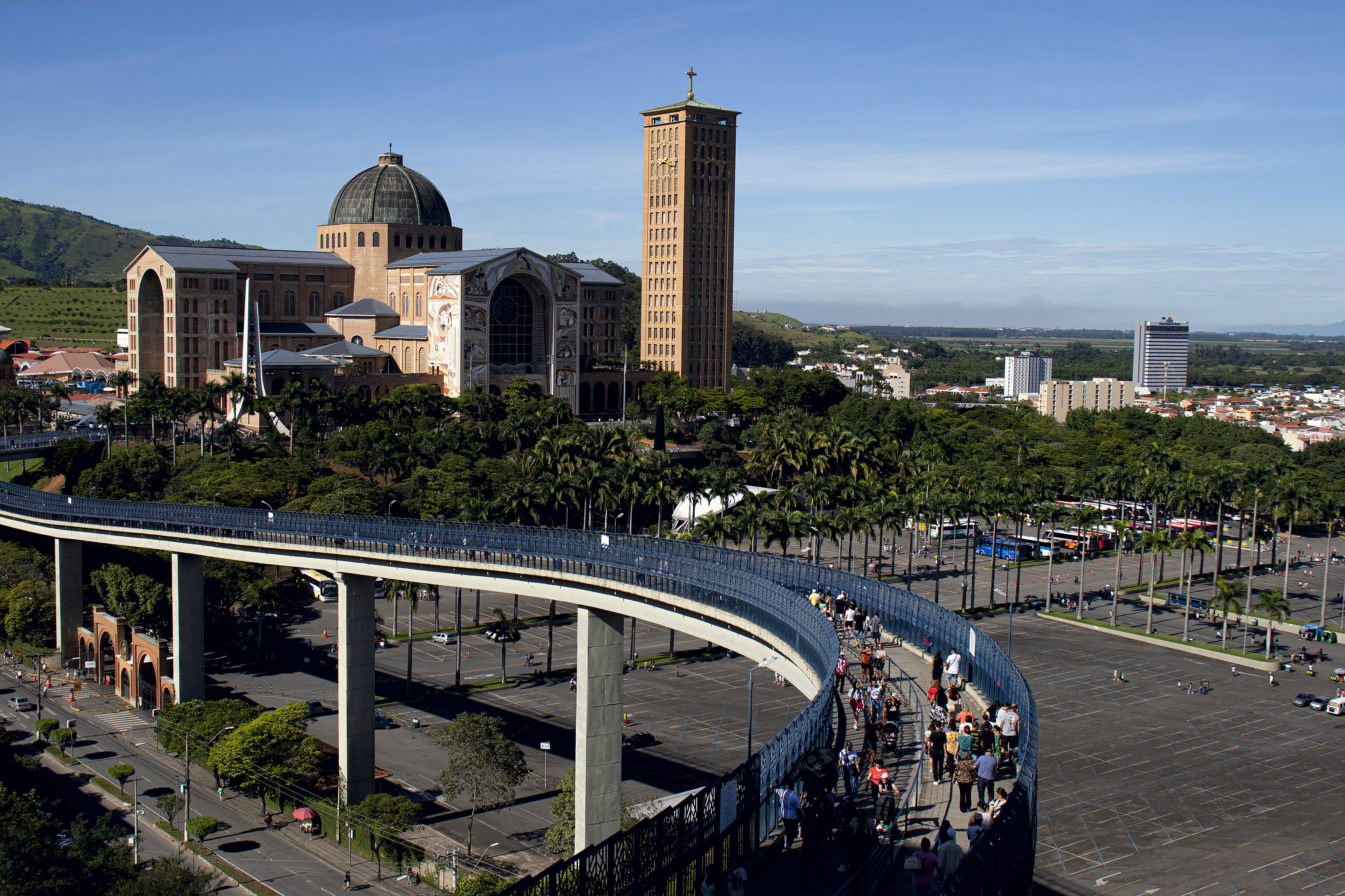 Eine Brücke über einen Parkplatz neben einem hohen Gebäude