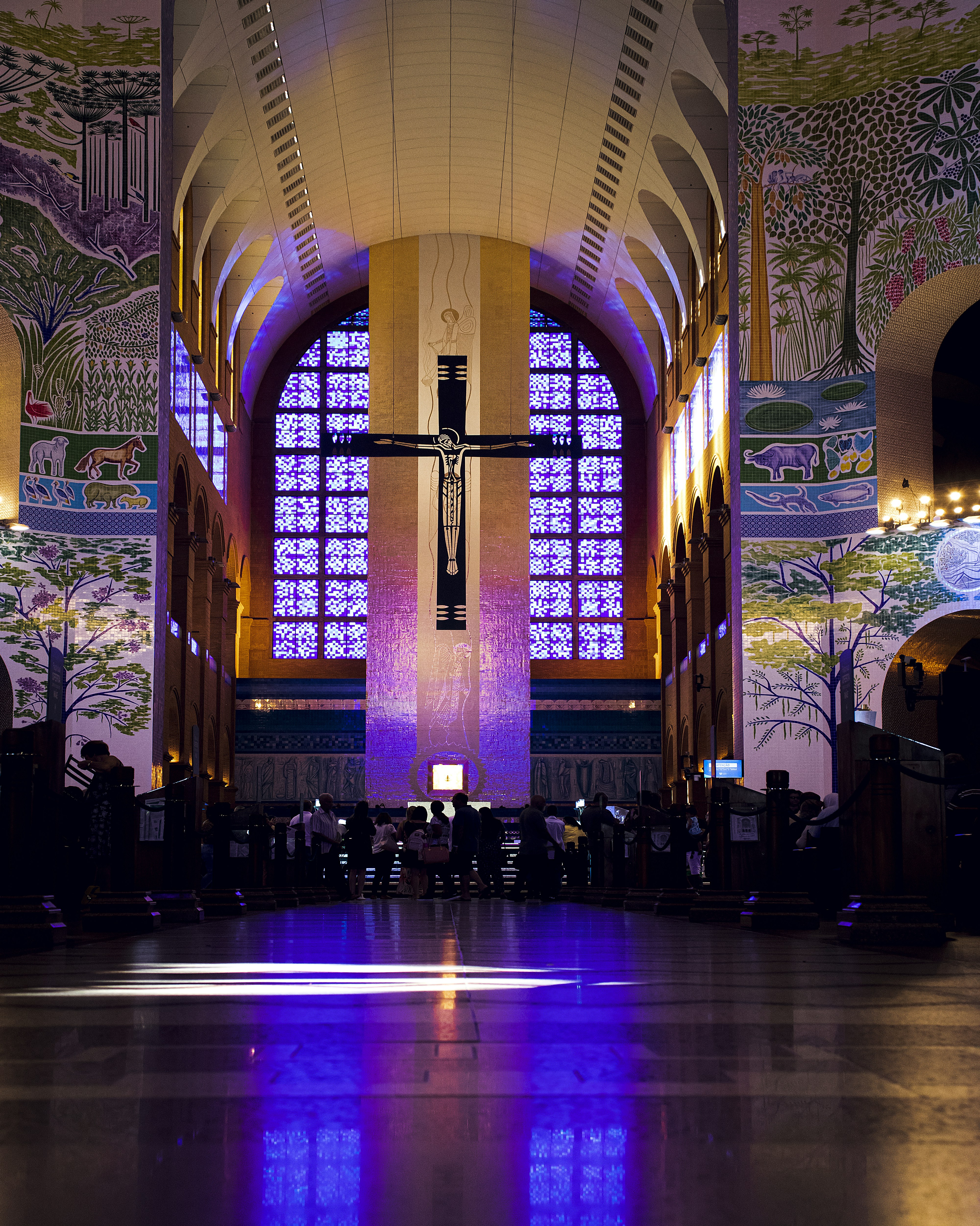 Eine Kirche mit einem Kreuz, das von der Decke hängt