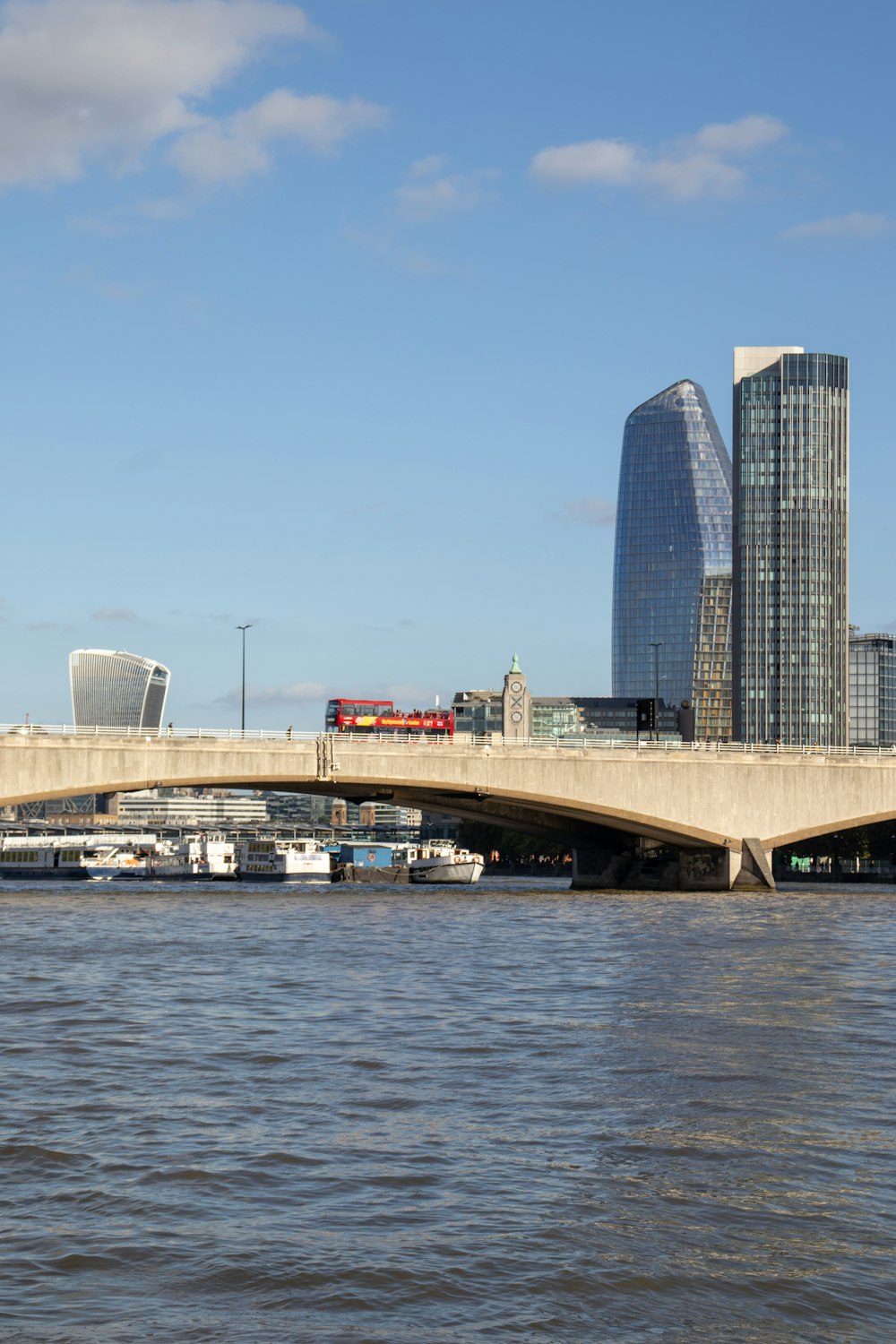 Un ponte su uno specchio d'acqua con una città sullo sfondo