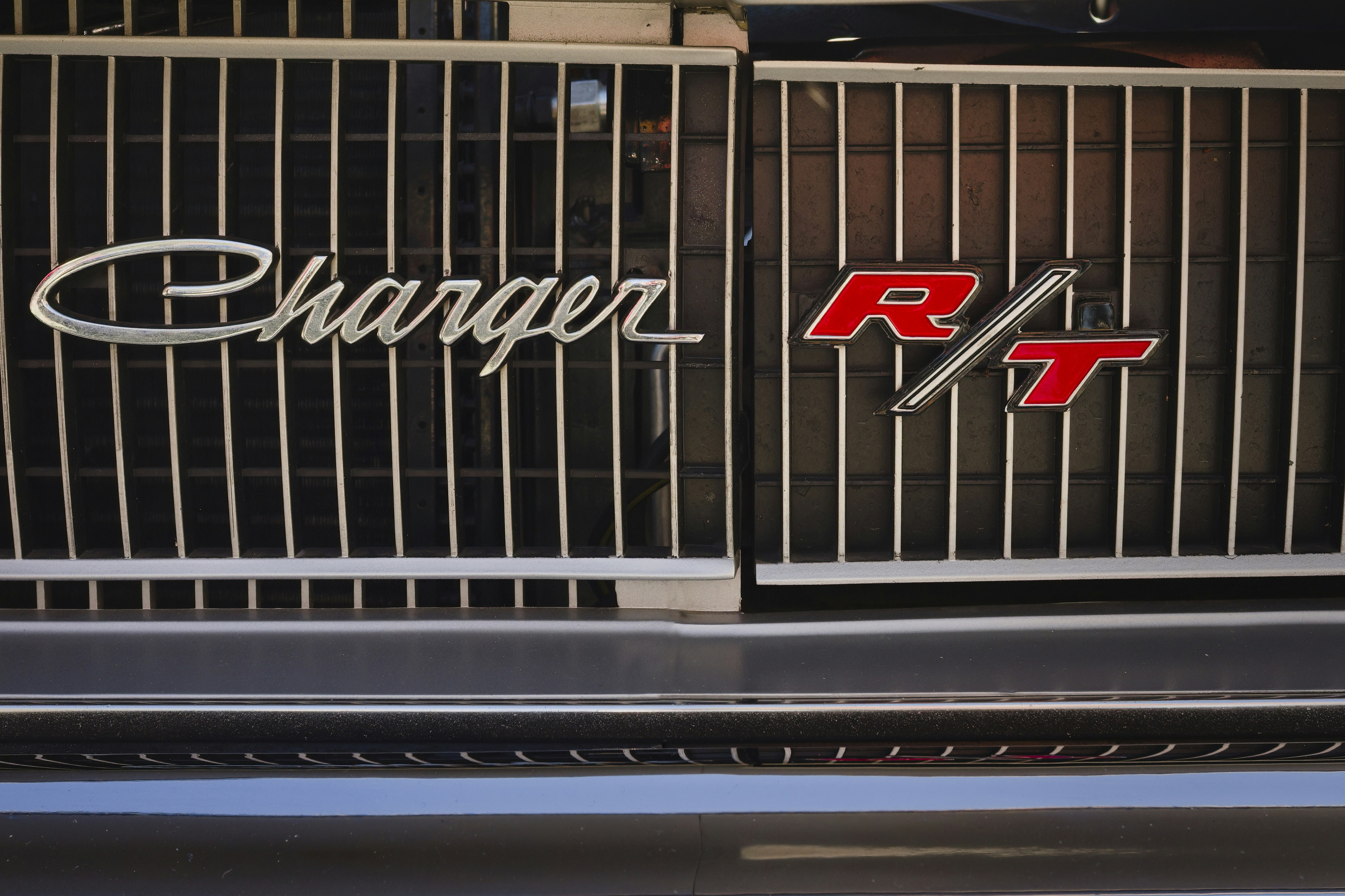 R/T w Dodge Chargerze oznacza „Road/Track"