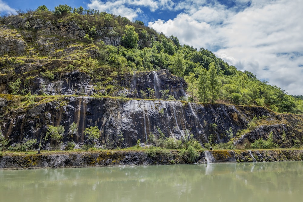 un flanc de montagne avec un plan d’eau devant lui