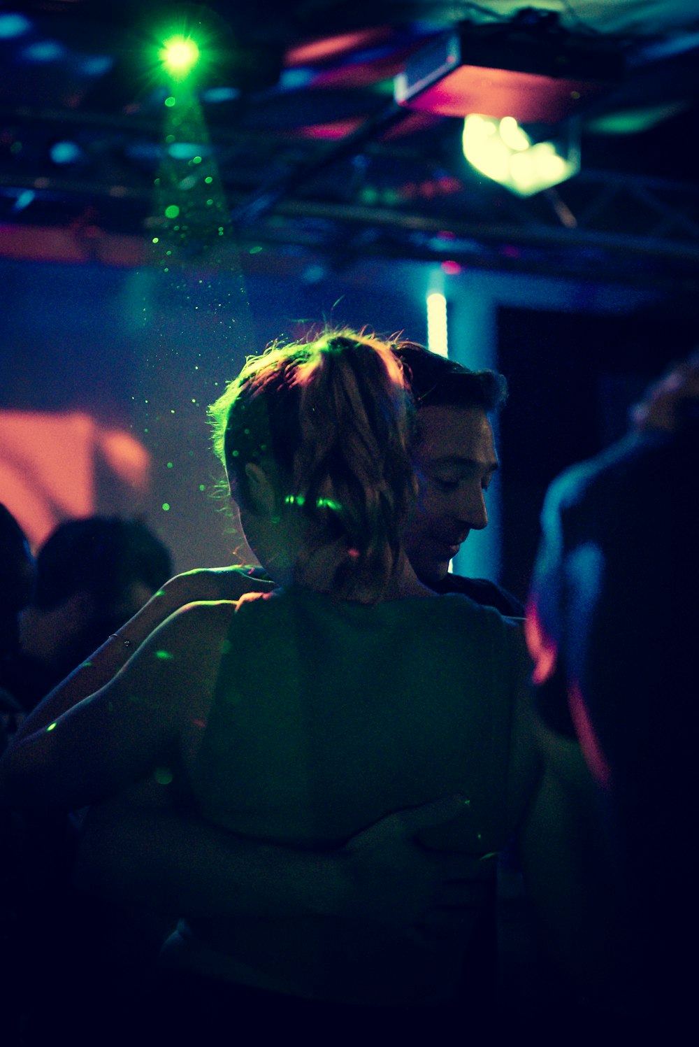 Un hombre y una mujer bailando en una fiesta