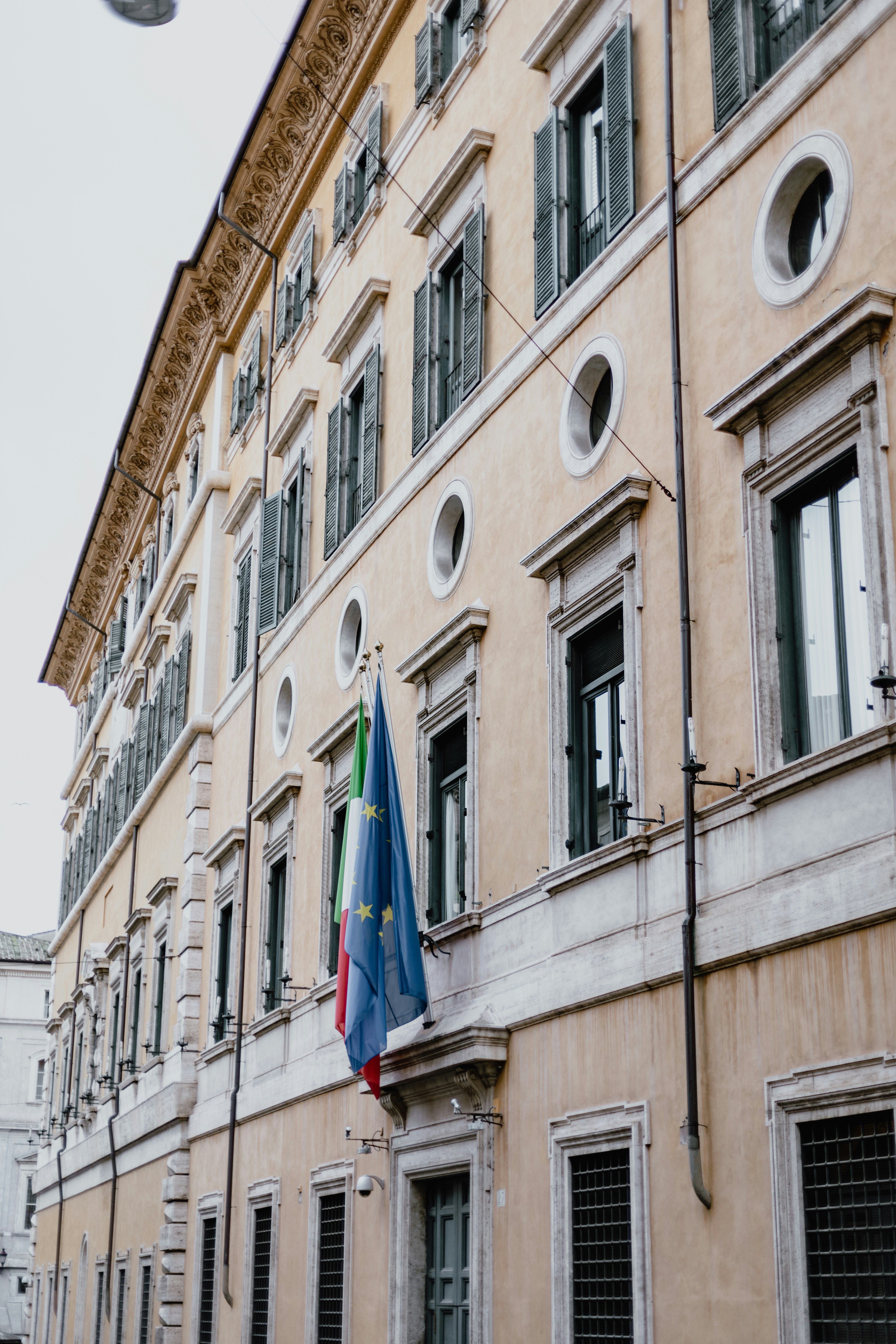un bâtiment avec un drapeau suspendu sur le côté