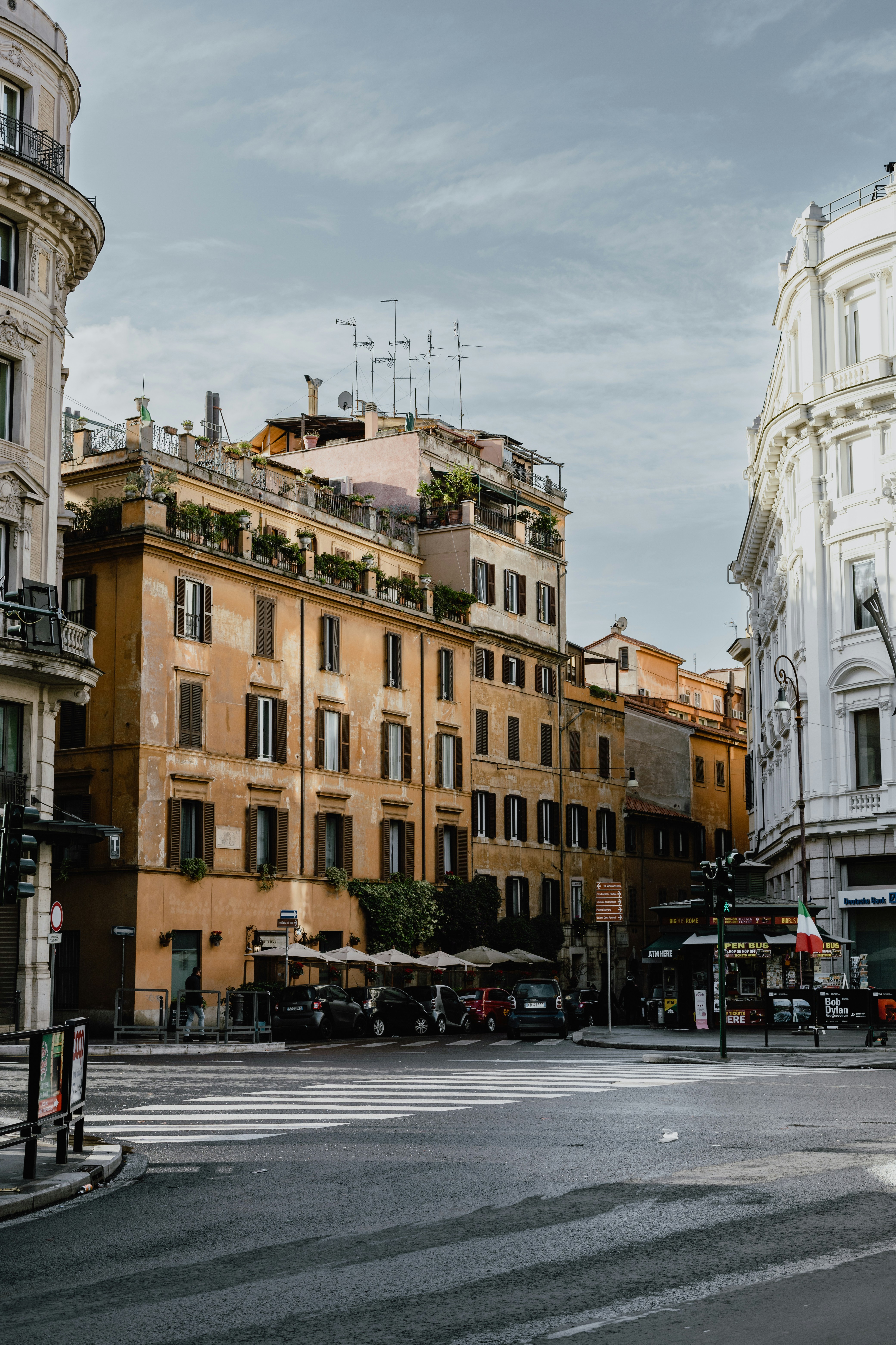 Une rue de la ville remplie de nombreux grands immeubles