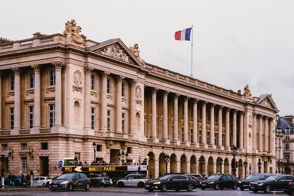 Un gran edificio con una bandera en la parte superior