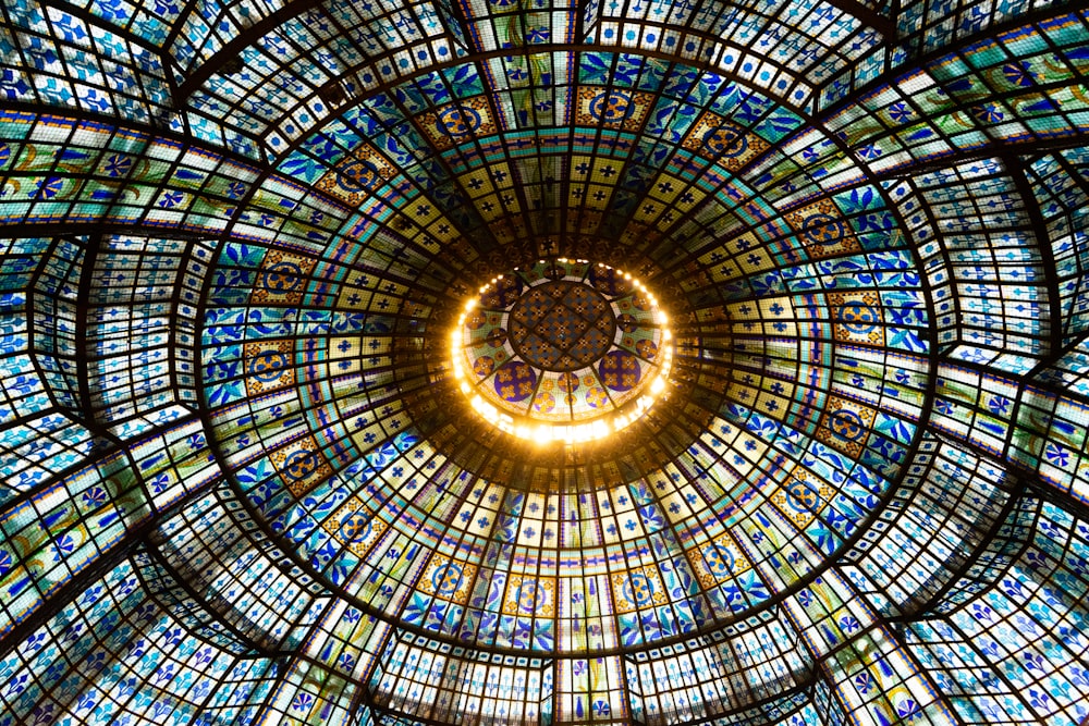 um vitral circular em um edifício