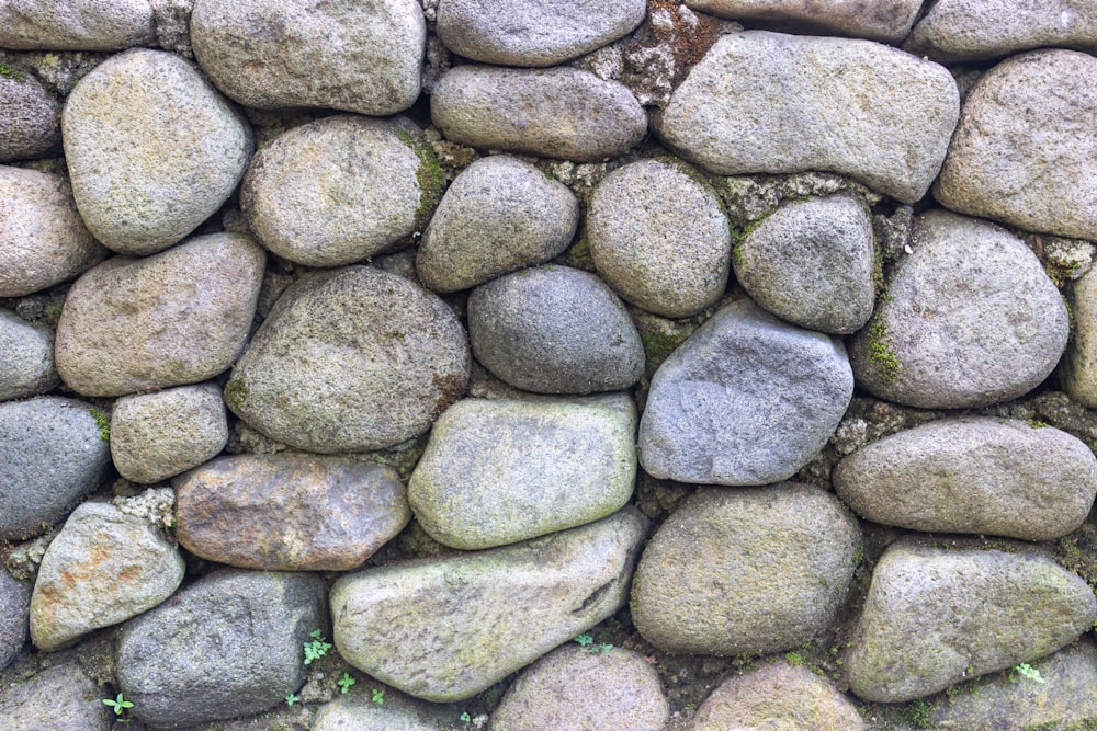 a bunch of rocks that are next to each other