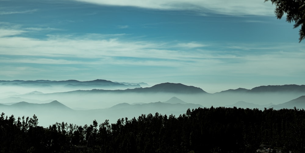 Blick auf eine Bergkette in der Ferne