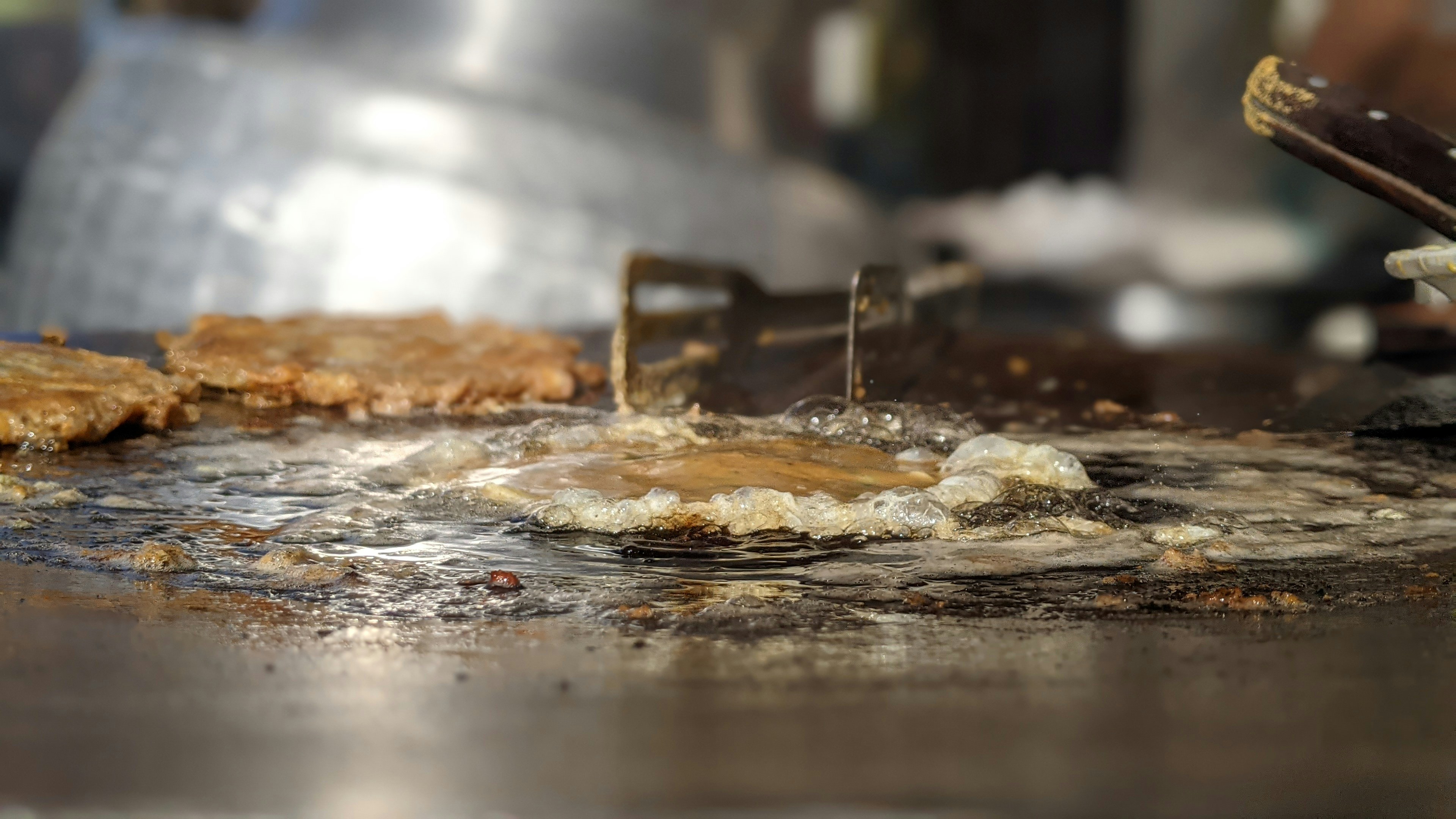 uma frigideira cheia de comida em cima de um fogão