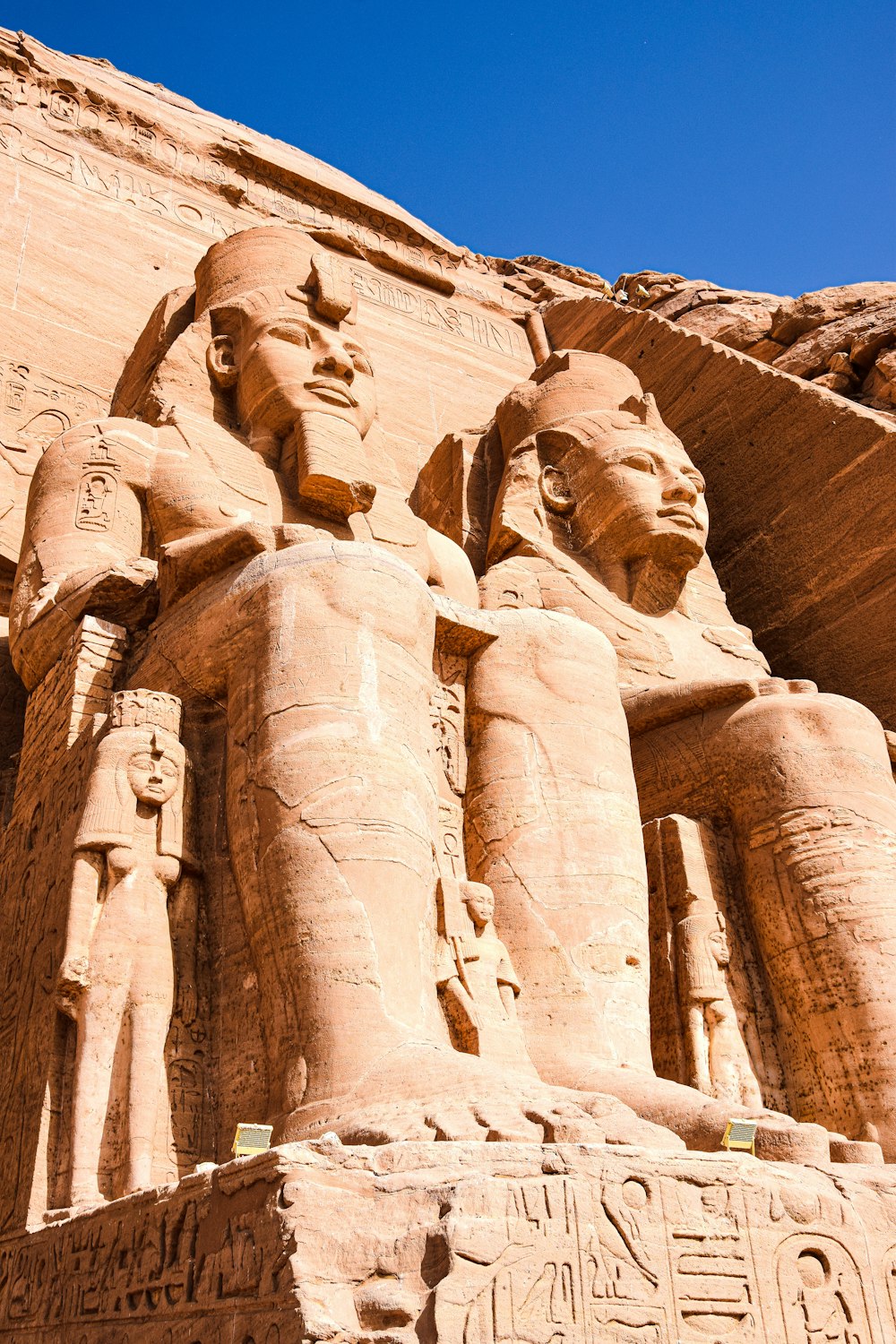the statues of pharaohs and queens of egypt