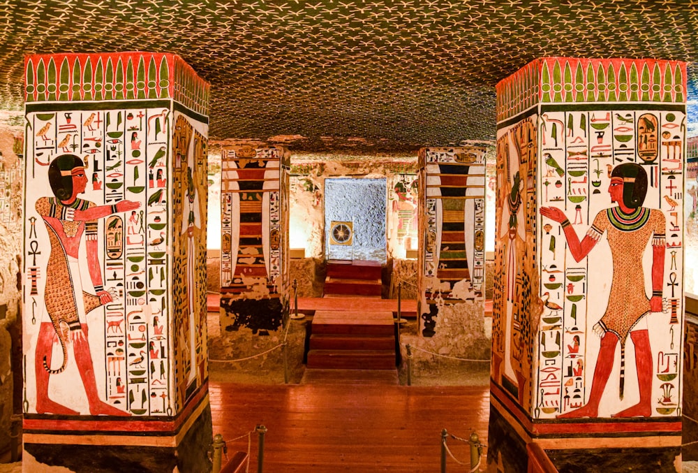 uma sala com pinturas egípcias nas paredes