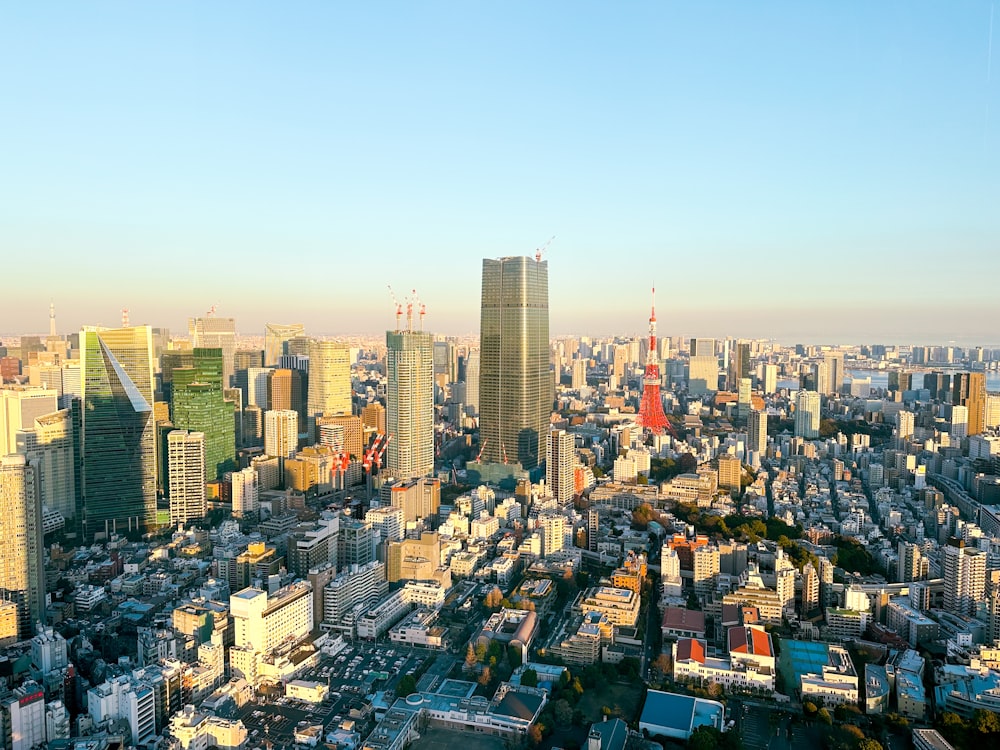 Una vista aérea de una ciudad con edificios altos