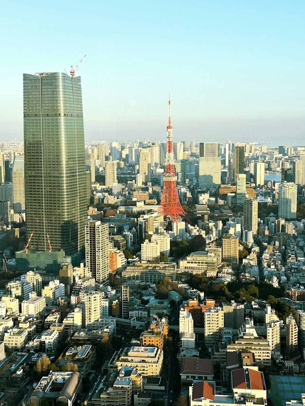 Una vista aérea de una ciudad con edificios altos