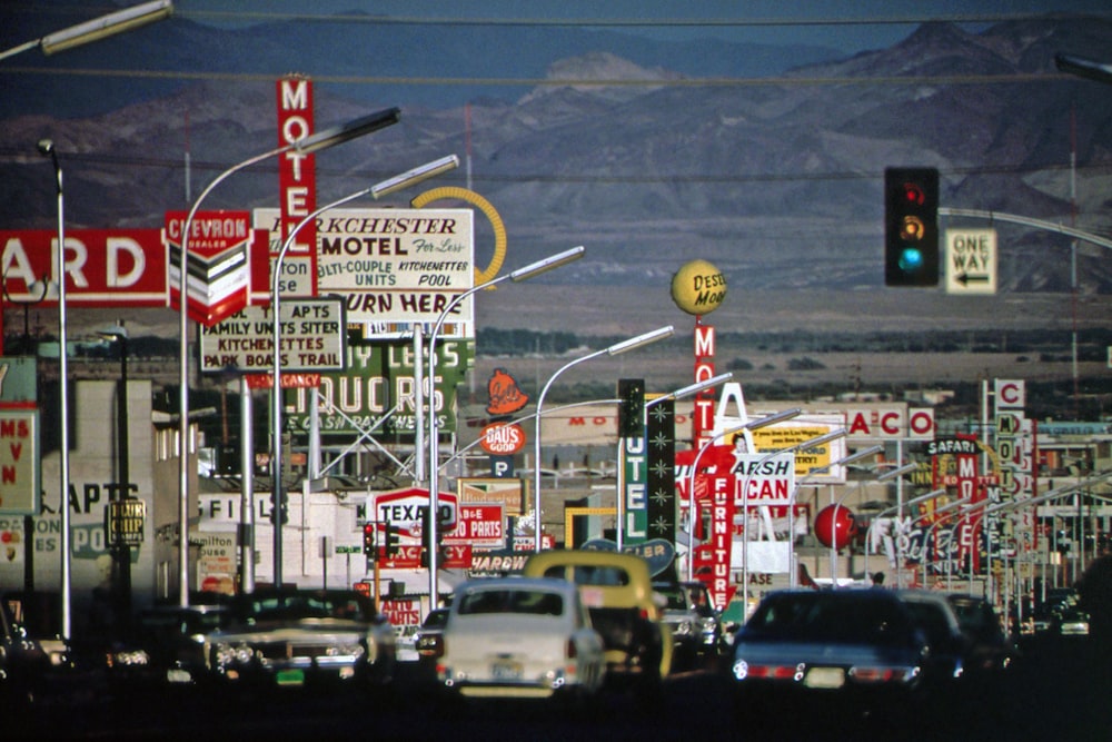 a street filled with lots of traffic next to a traffic light