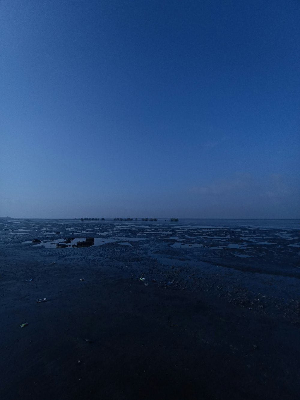 un cuerpo de agua que tiene algunas rocas en él