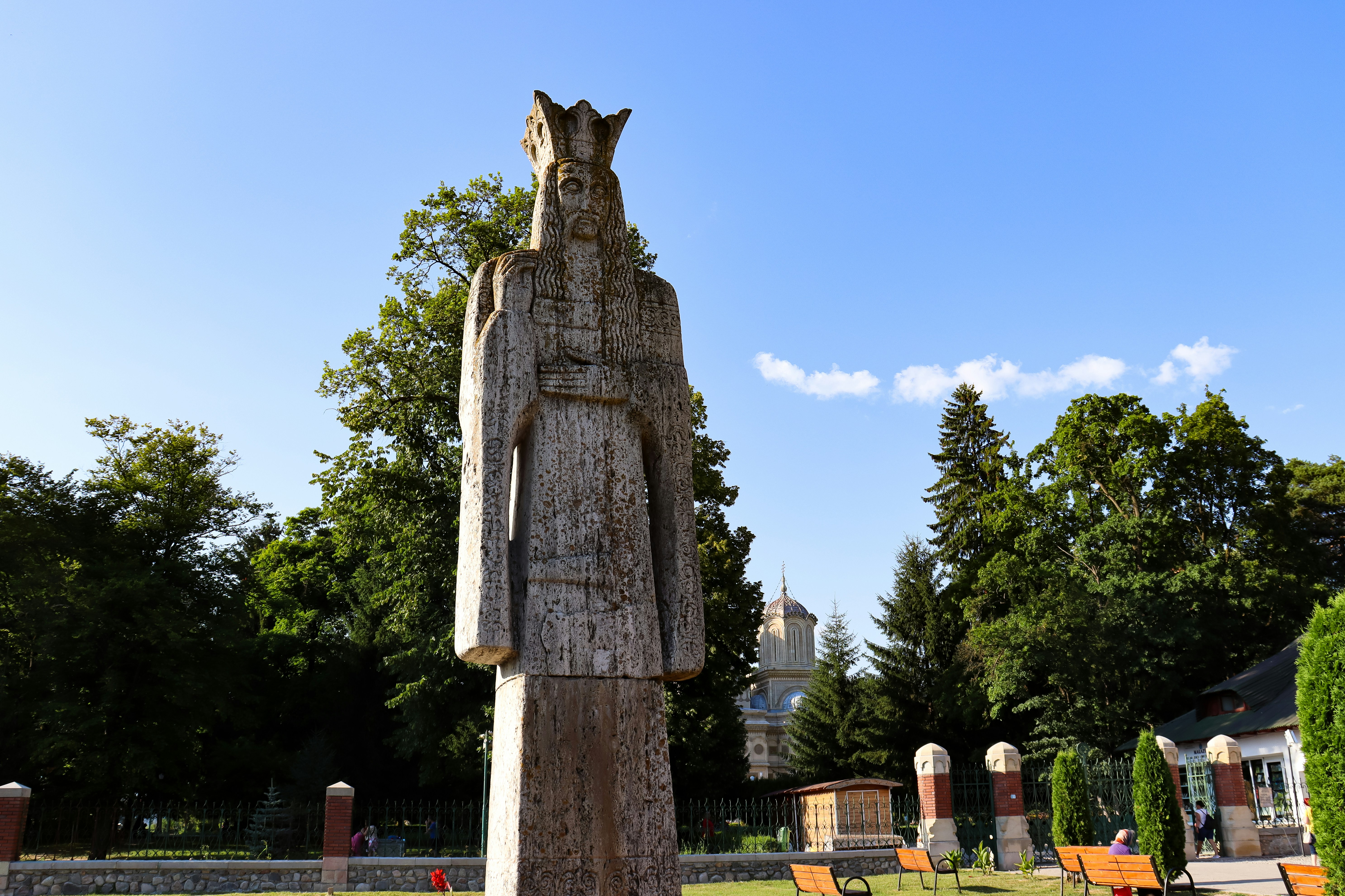 a statue of a man with a crown on his head